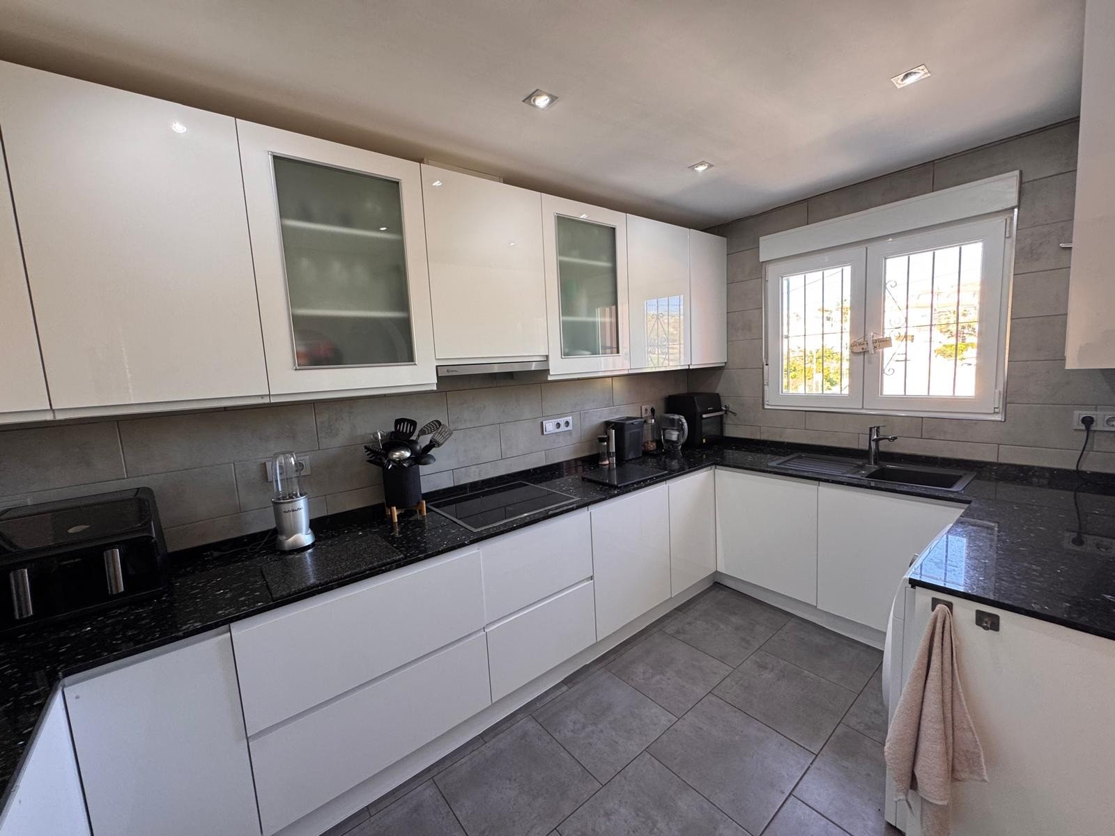   This beautiful south-facing detached villa is set on a 300 m² plot and offers a large private pool along with ample outdoor space, perfect for relax