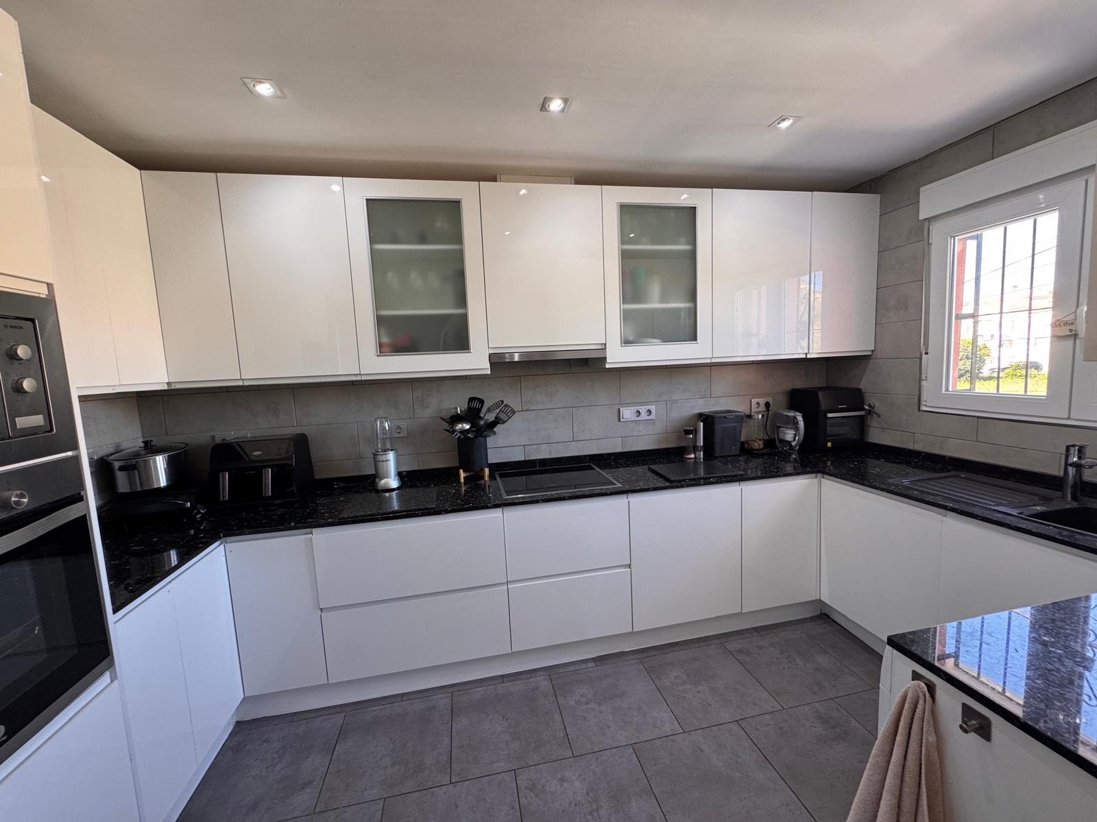   This beautiful south-facing detached villa is set on a 300 m² plot and offers a large private pool along with ample outdoor space, perfect for relax