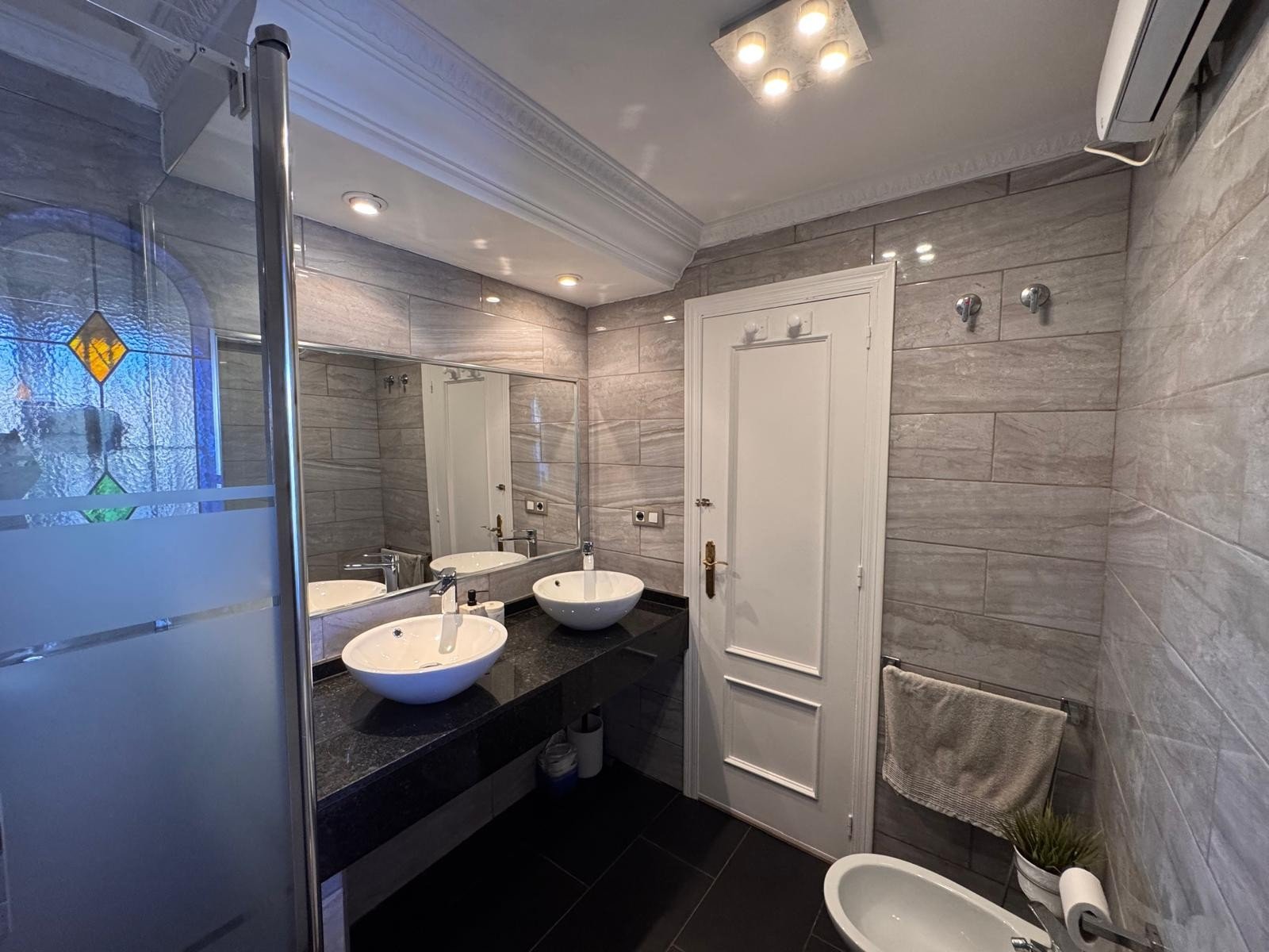   This beautiful south-facing detached villa is set on a 300 m² plot and offers a large private pool along with ample outdoor space, perfect for relax