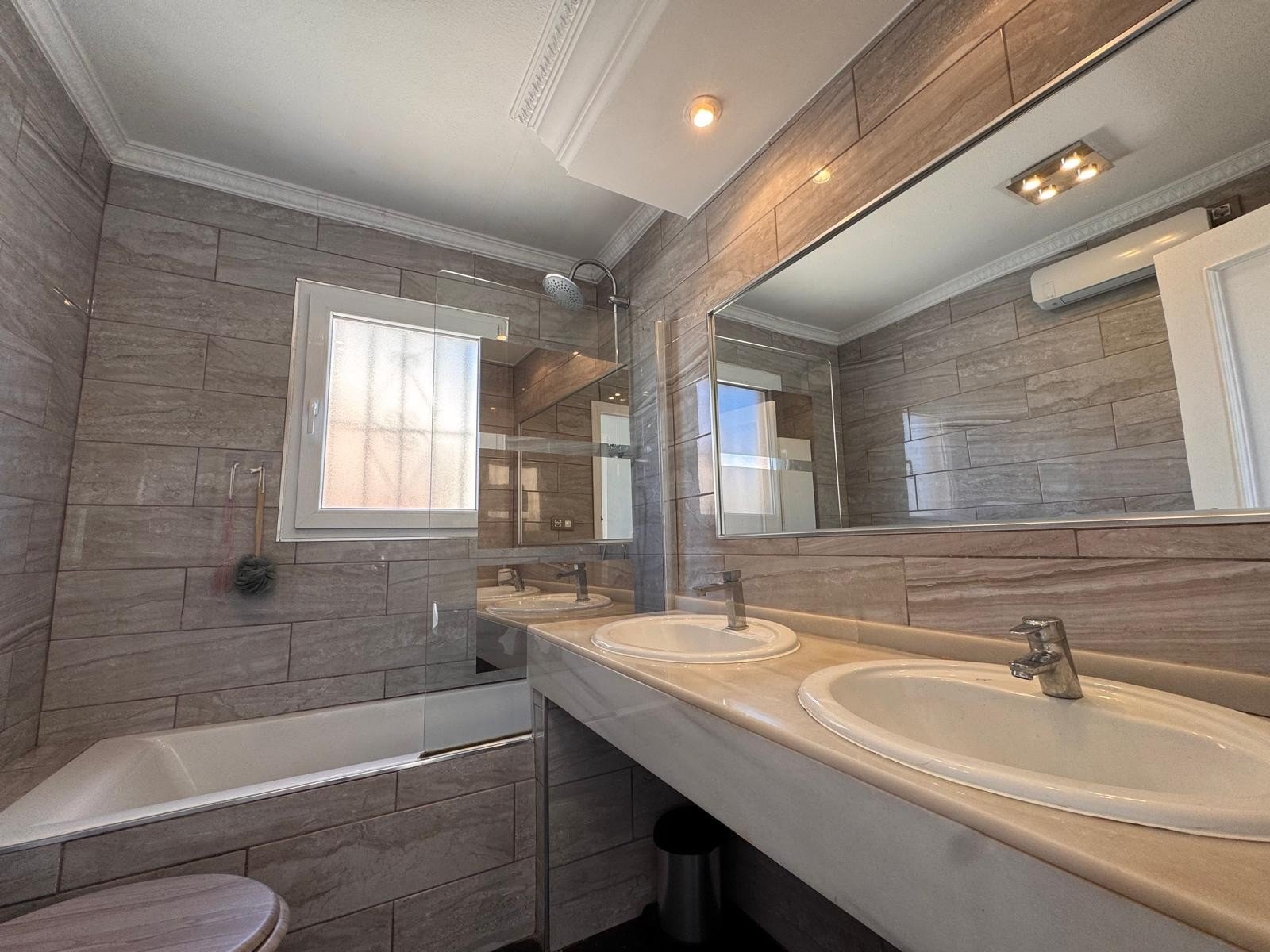   This beautiful south-facing detached villa is set on a 300 m² plot and offers a large private pool along with ample outdoor space, perfect for relax