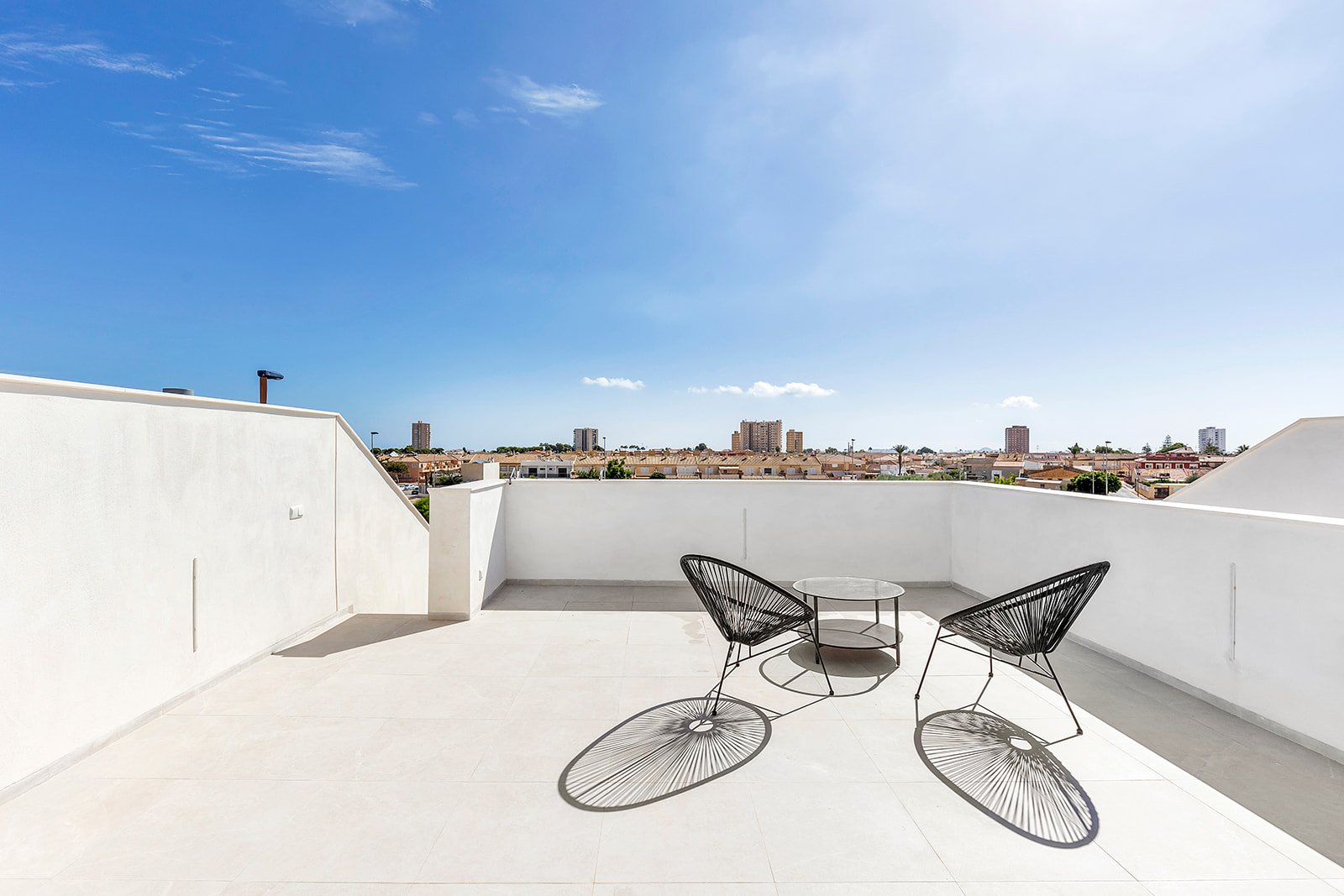  In Los Alcázares gelegen, bieten diese freistehenden Chalets eine einzigartige Gelegenheit, Ruhe und Komfort in einer der attraktivsten Gegenden der 