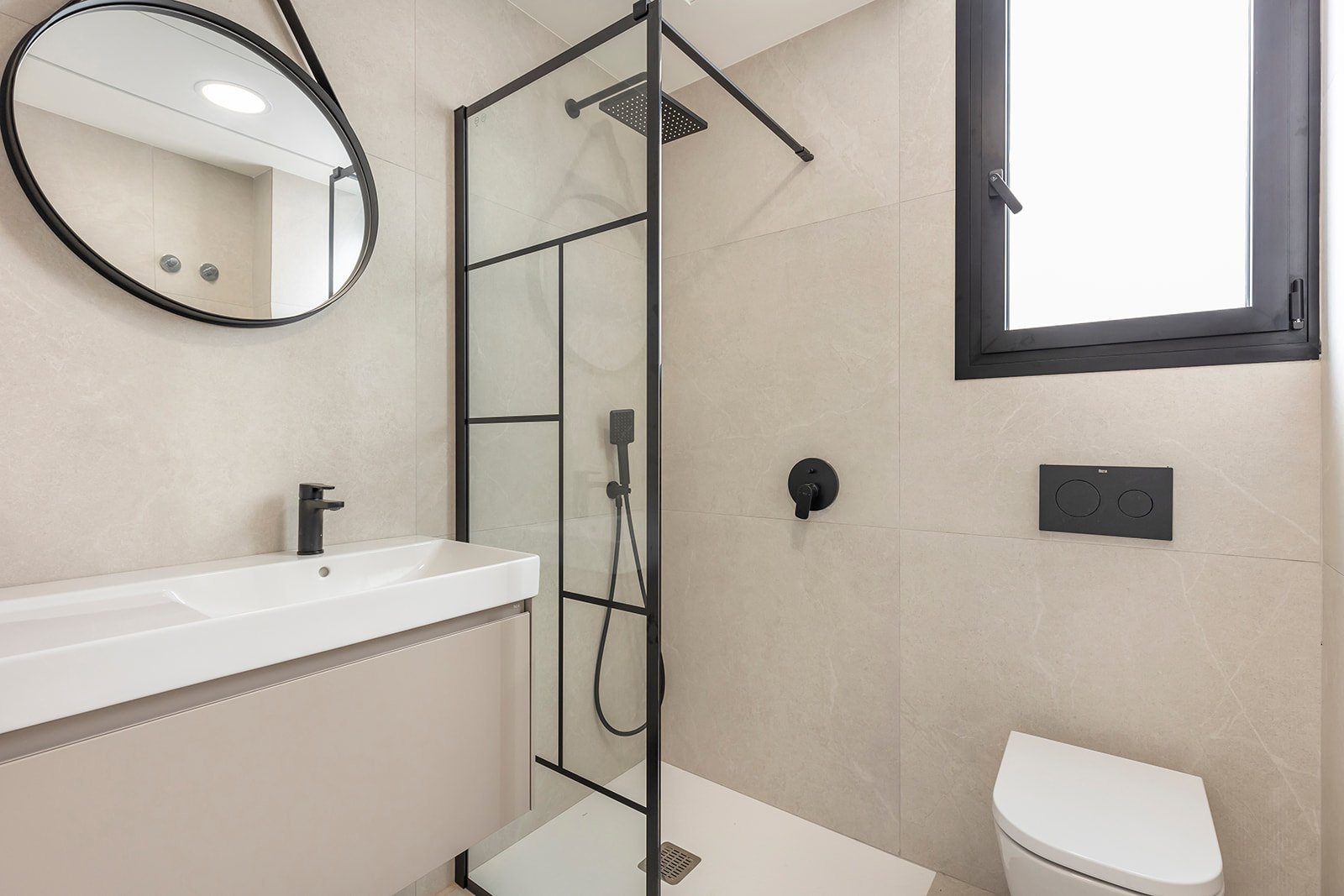  In Los Alcázares gelegen, bieten diese freistehenden Chalets eine einzigartige Gelegenheit, Ruhe und Komfort in einer der attraktivsten Gegenden der 