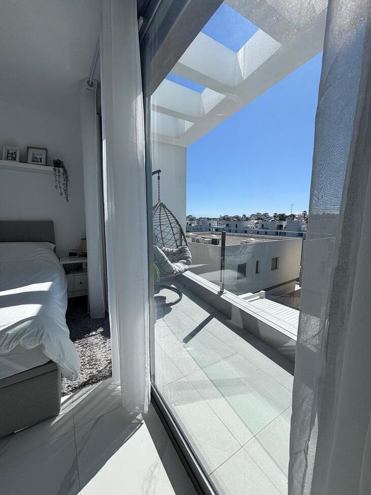   Beautiful 5-Bedroom Contemporary Villa with Heated Pool&amp;nbsp;
This stunning southwest-facing corner plot villa offers modern luxury, g