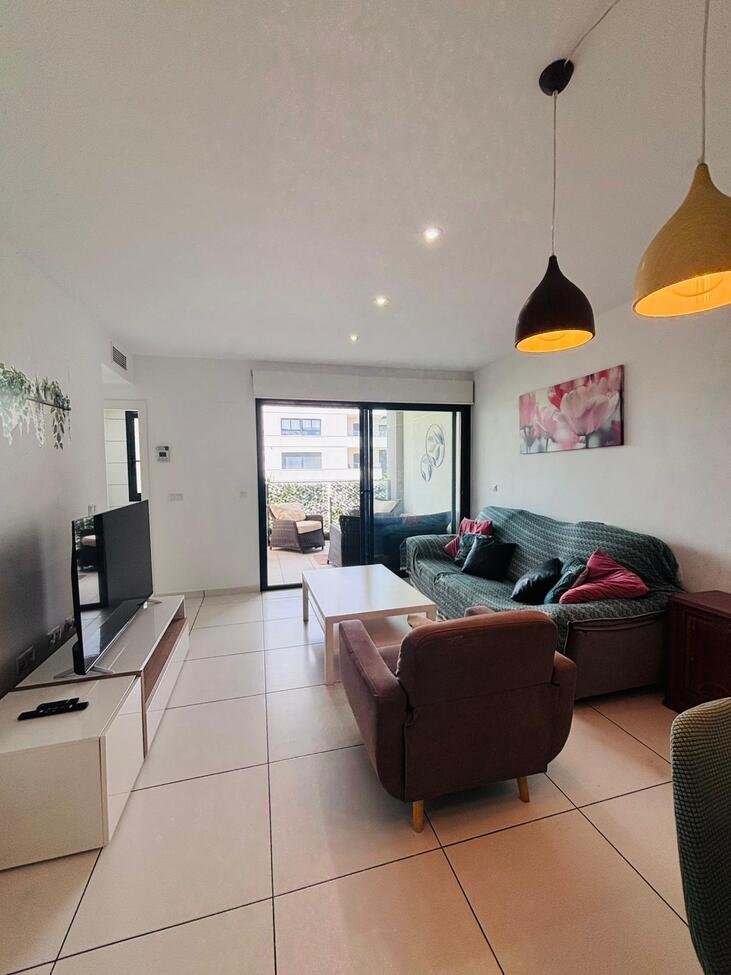   Beautifully presented second-floor apartment offering 2 bedrooms and 2 bathrooms, located in a sought-after gated community near Villamartin Plaza.&