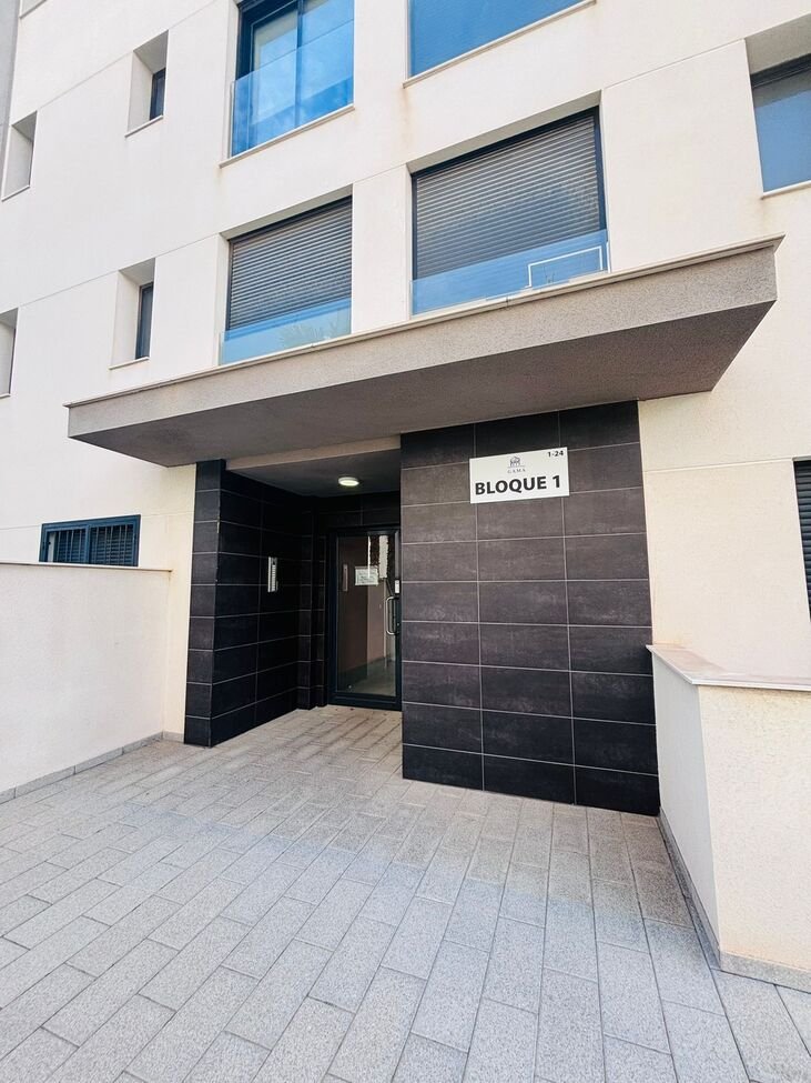   Beautifully presented second-floor apartment offering 2 bedrooms and 2 bathrooms, located in a sought-after gated community near Villamartin Plaza.&