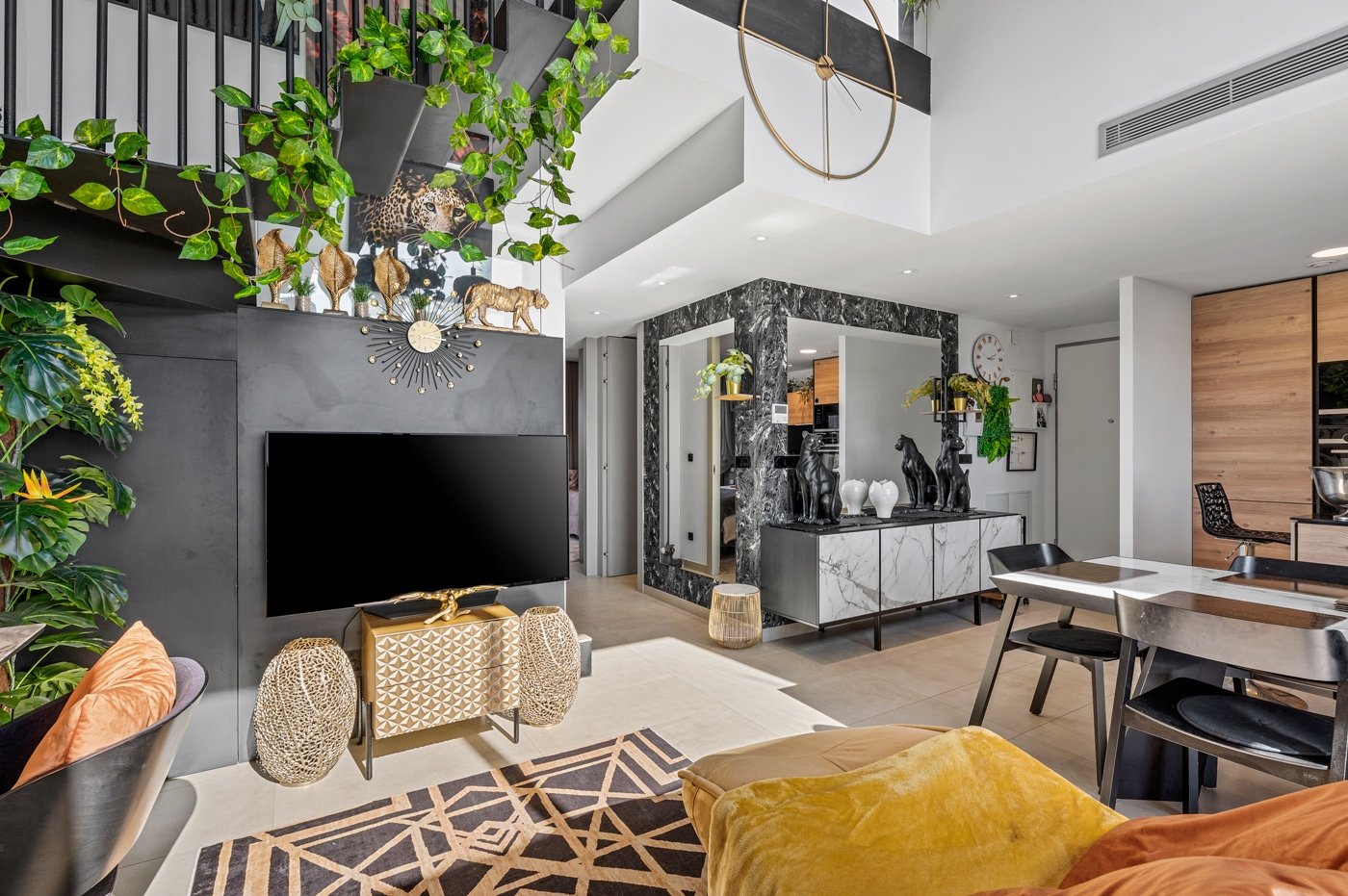  Exklusives zweistöckiges Penthouse mit drei Schlafzimmern, zwei Bädern, Tiefgaragenstellplatz und Zugang zu einem Gemeinschaftsbereich mit drei Swimm