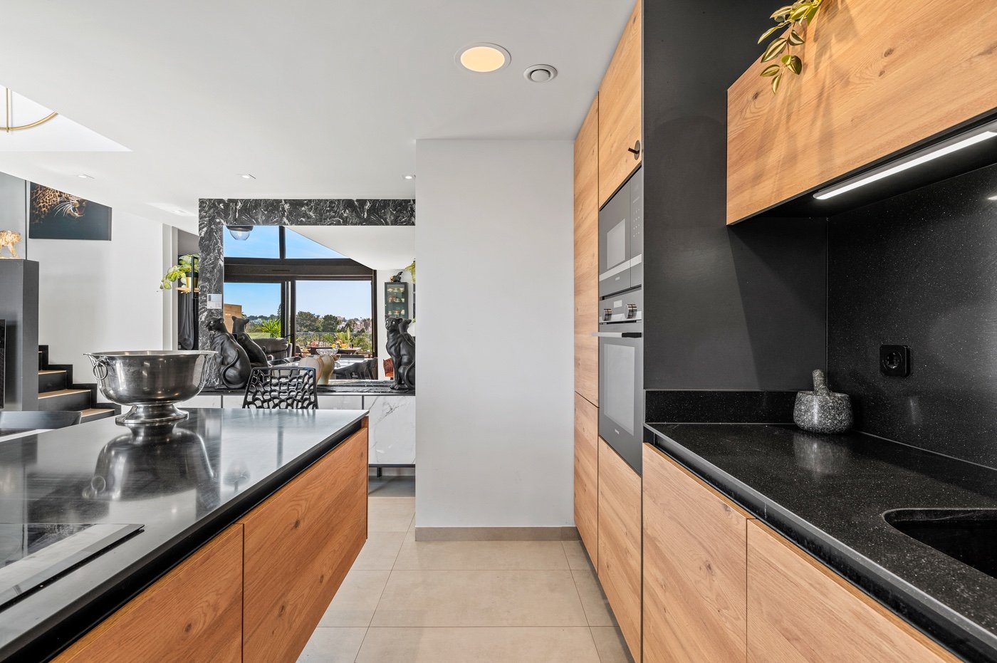  Exklusives zweistöckiges Penthouse mit drei Schlafzimmern, zwei Bädern, Tiefgaragenstellplatz und Zugang zu einem Gemeinschaftsbereich mit drei Swimm