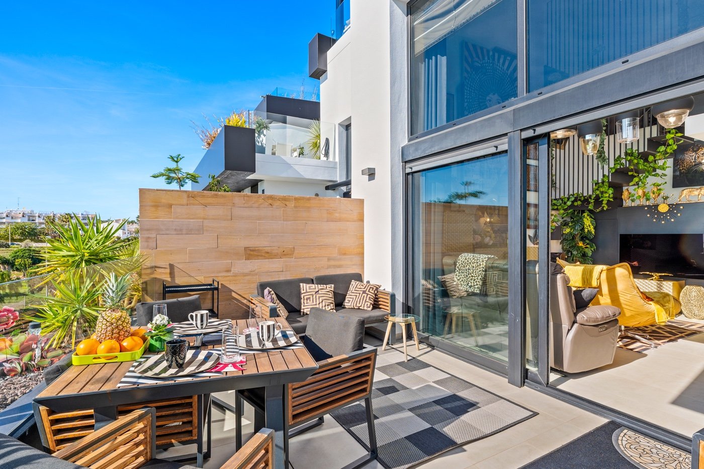  Exklusives zweistöckiges Penthouse mit drei Schlafzimmern, zwei Bädern, Tiefgaragenstellplatz und Zugang zu einem Gemeinschaftsbereich mit drei Swimm