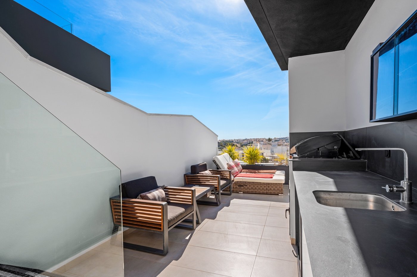  Exklusives zweistöckiges Penthouse mit drei Schlafzimmern, zwei Bädern, Tiefgaragenstellplatz und Zugang zu einem Gemeinschaftsbereich mit drei Swimm