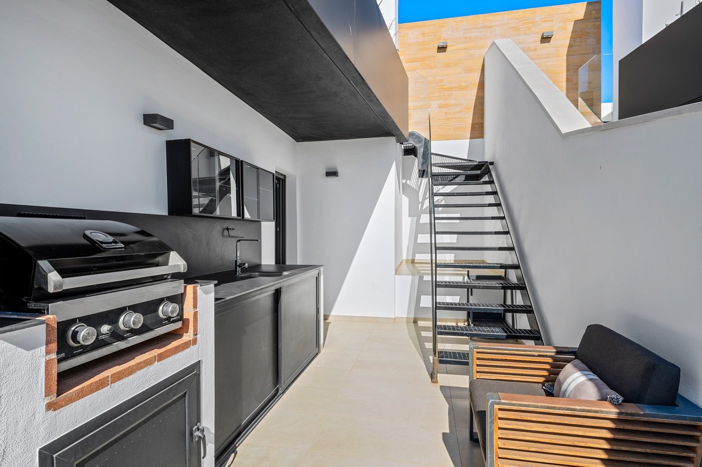  Exklusives zweistöckiges Penthouse mit drei Schlafzimmern, zwei Bädern, Tiefgaragenstellplatz und Zugang zu einem Gemeinschaftsbereich mit drei Swimm