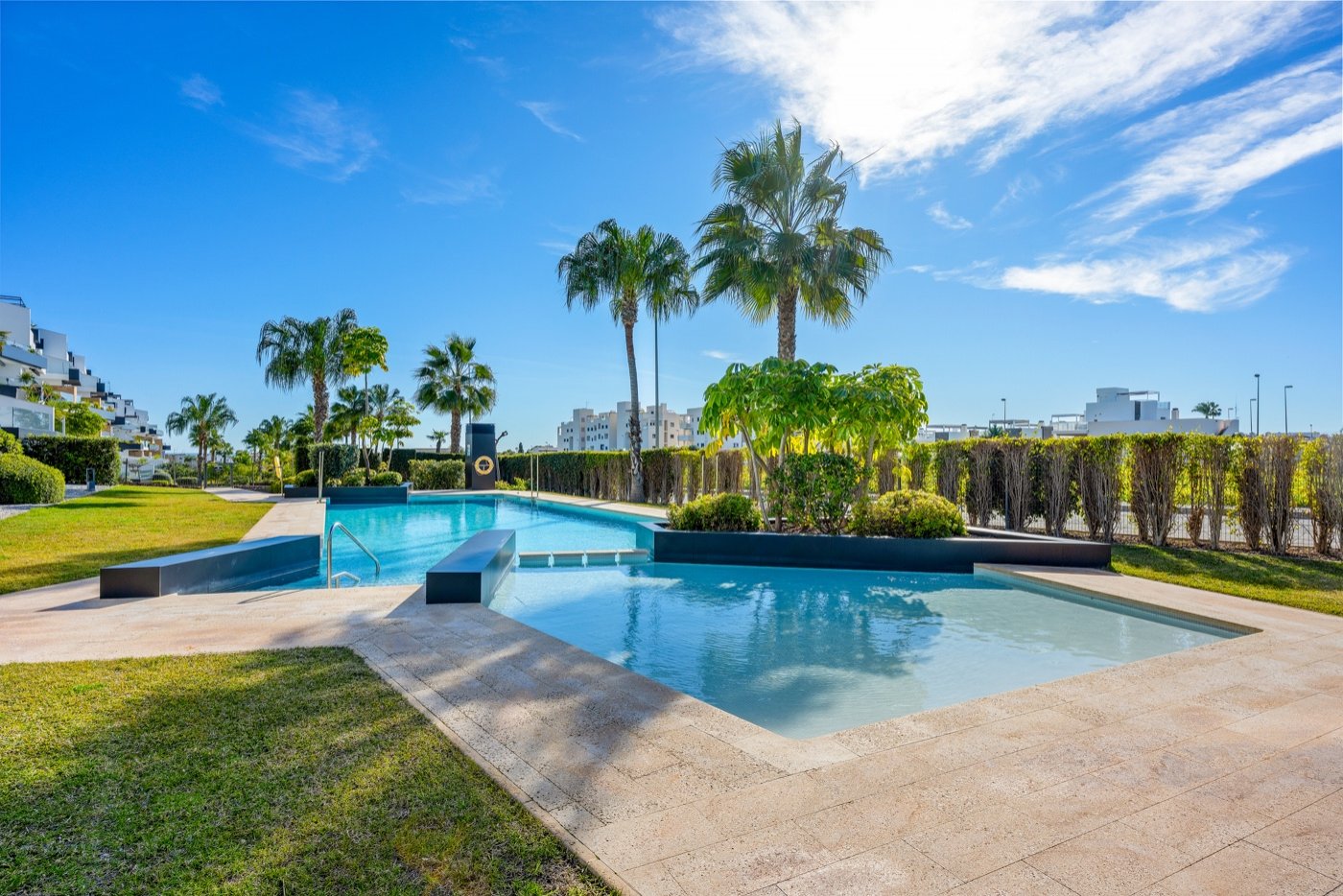  Exklusives zweistöckiges Penthouse mit drei Schlafzimmern, zwei Bädern, Tiefgaragenstellplatz und Zugang zu einem Gemeinschaftsbereich mit drei Swimm