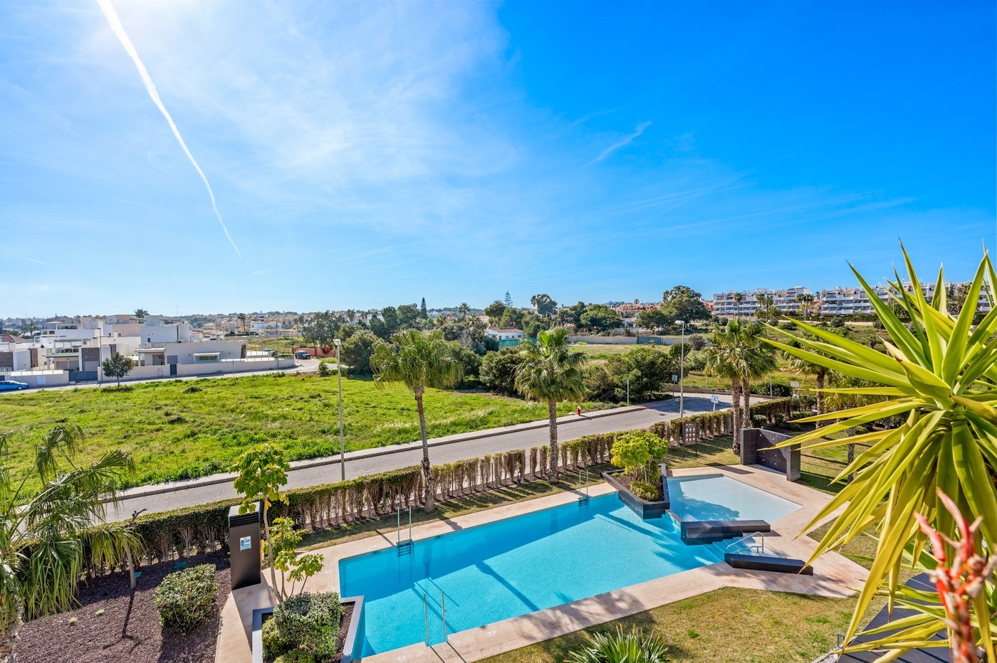  Exklusives zweistöckiges Penthouse mit drei Schlafzimmern, zwei Bädern, Tiefgaragenstellplatz und Zugang zu einem Gemeinschaftsbereich mit drei Swimm