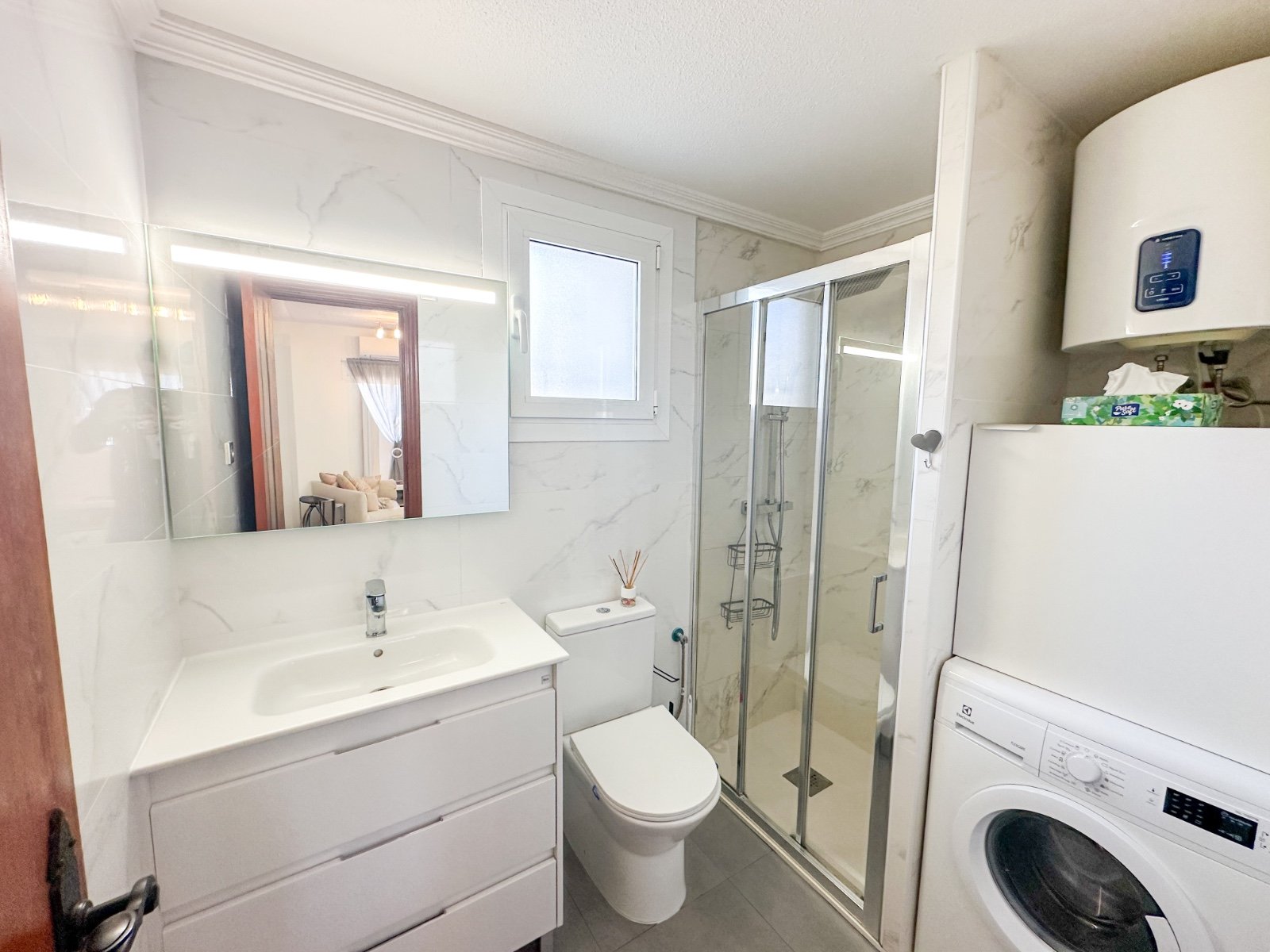  Diese wunderschön renovierte 1-Zimmer-Wohnung im Mirador del Mediterráneo in Villamartín bietet eine perfekte Kombination aus Komfort und Bequemlichk