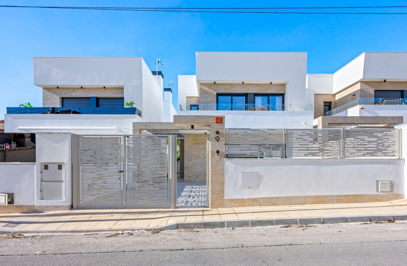   Located in Blue Lagoon, within walking distance of all amenities, is this beautiful villa, originally a show house for the project. This is immediat