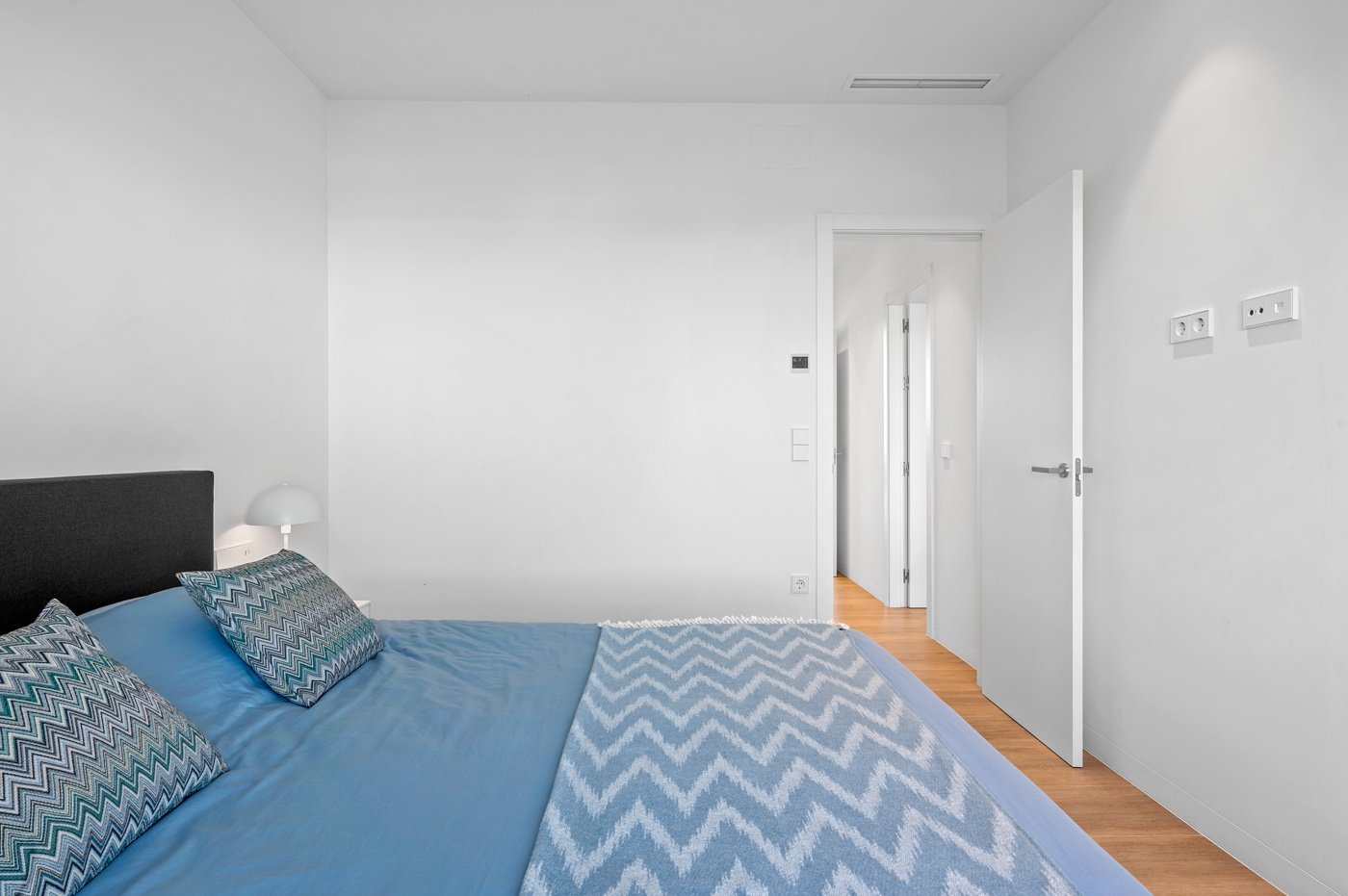  Erleben Sie mediterranes Wohnen der Extraklasse in diesem exklusiven Luxusapartment in der begehrten Wohnanlage Níspero innerhalb des Las Colinas Gol