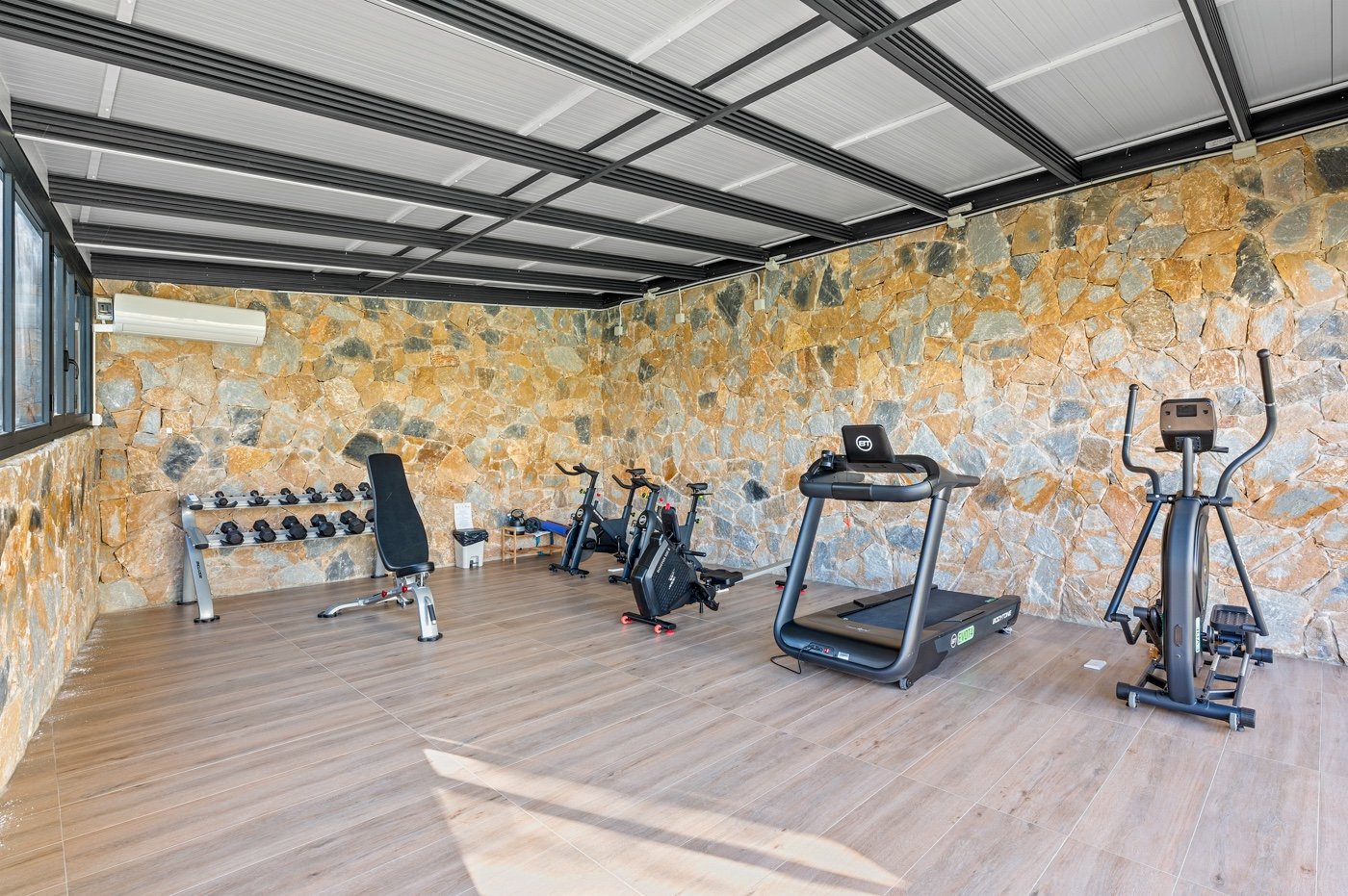  Erleben Sie mediterranes Wohnen der Extraklasse in diesem exklusiven Luxusapartment in der begehrten Wohnanlage Níspero innerhalb des Las Colinas Gol