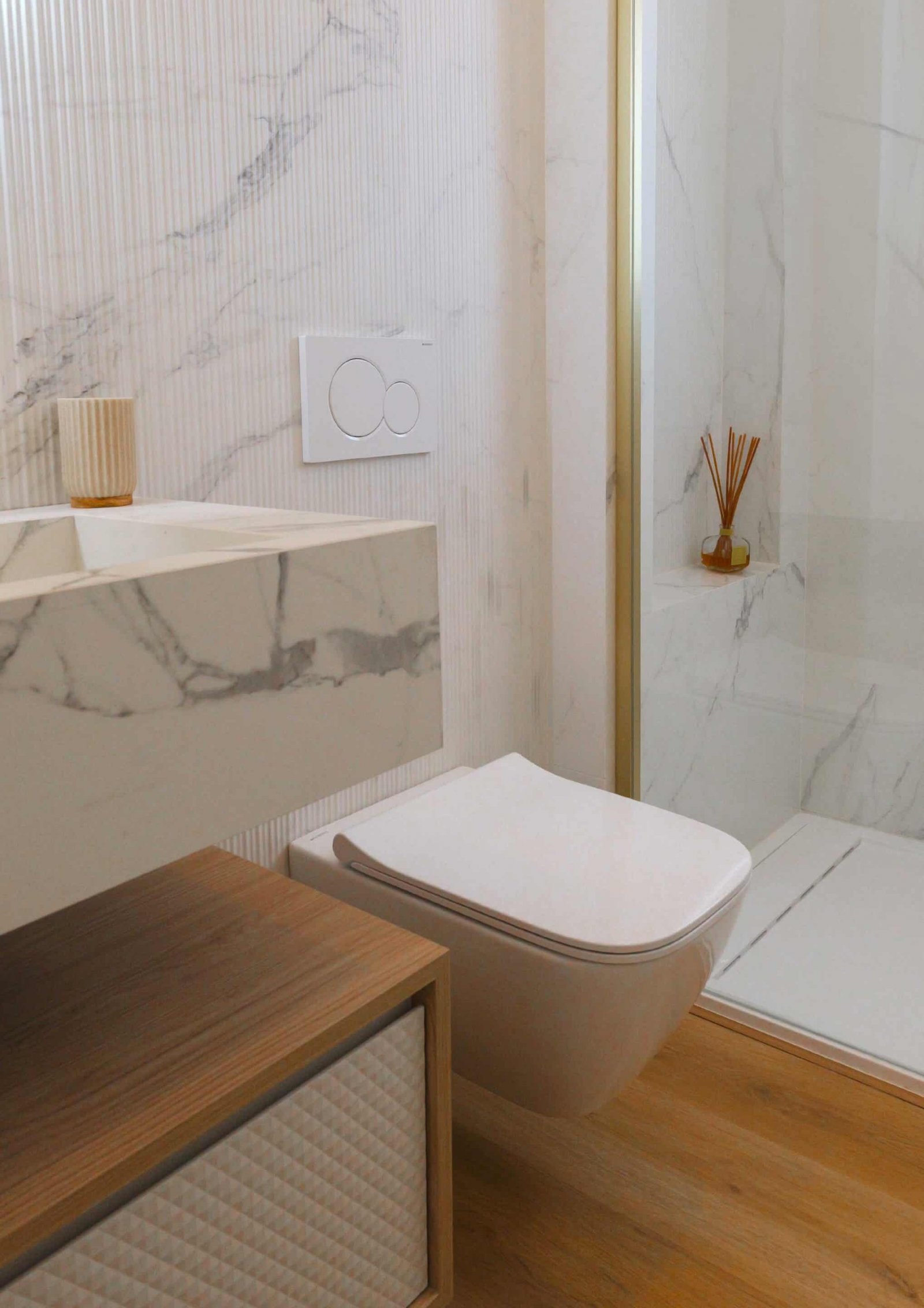  In der exklusiven Gegend von La Manga gelegen, bietet dieser Wohnkomplex ein einzigartiges Wohnerlebnis mit beeindruckendem Meerblick. Mit insgesamt 