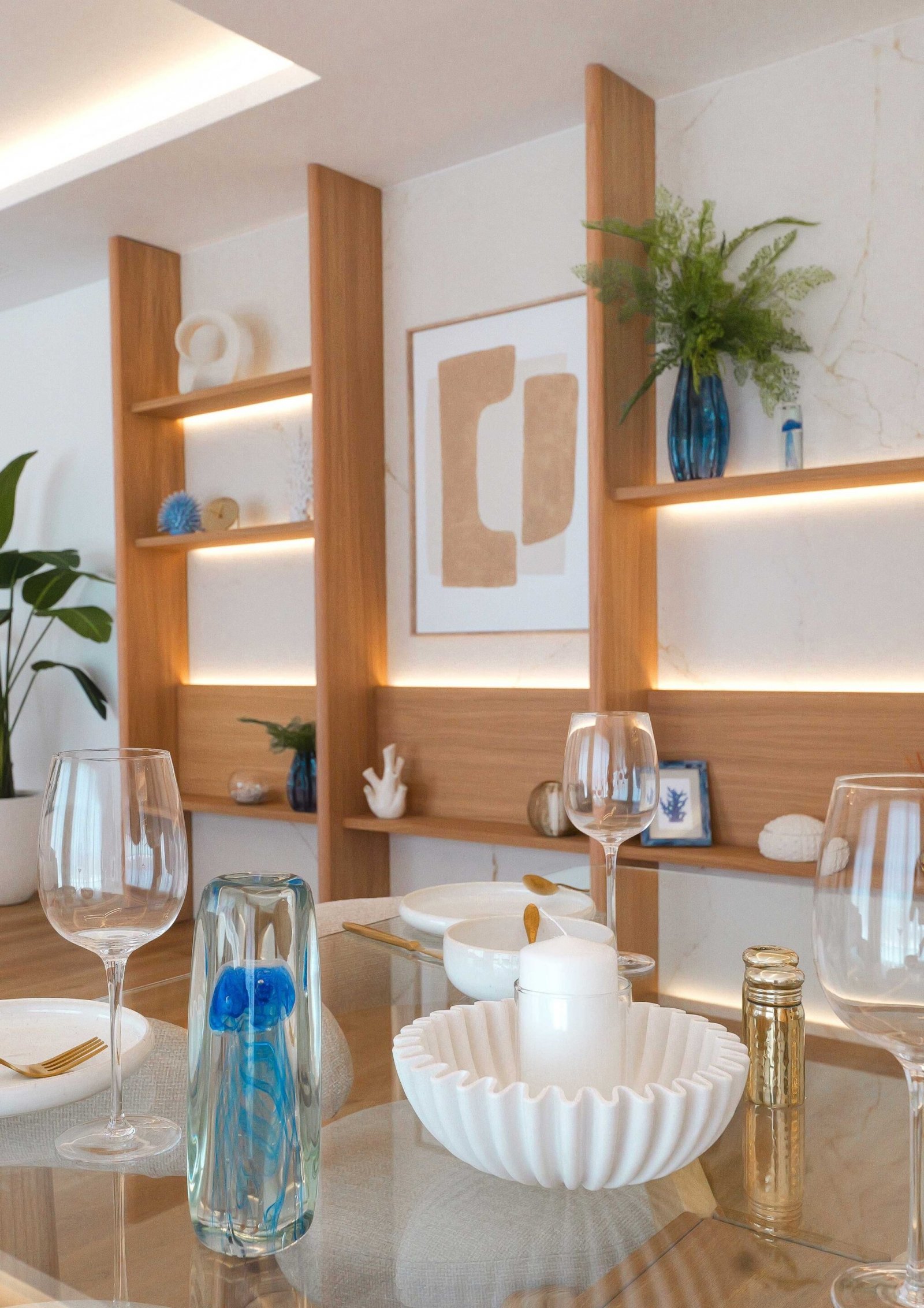  In der exklusiven Gegend von La Manga gelegen, bietet dieser Wohnkomplex ein einzigartiges Wohnerlebnis mit beeindruckendem Meerblick. Mit insgesamt 