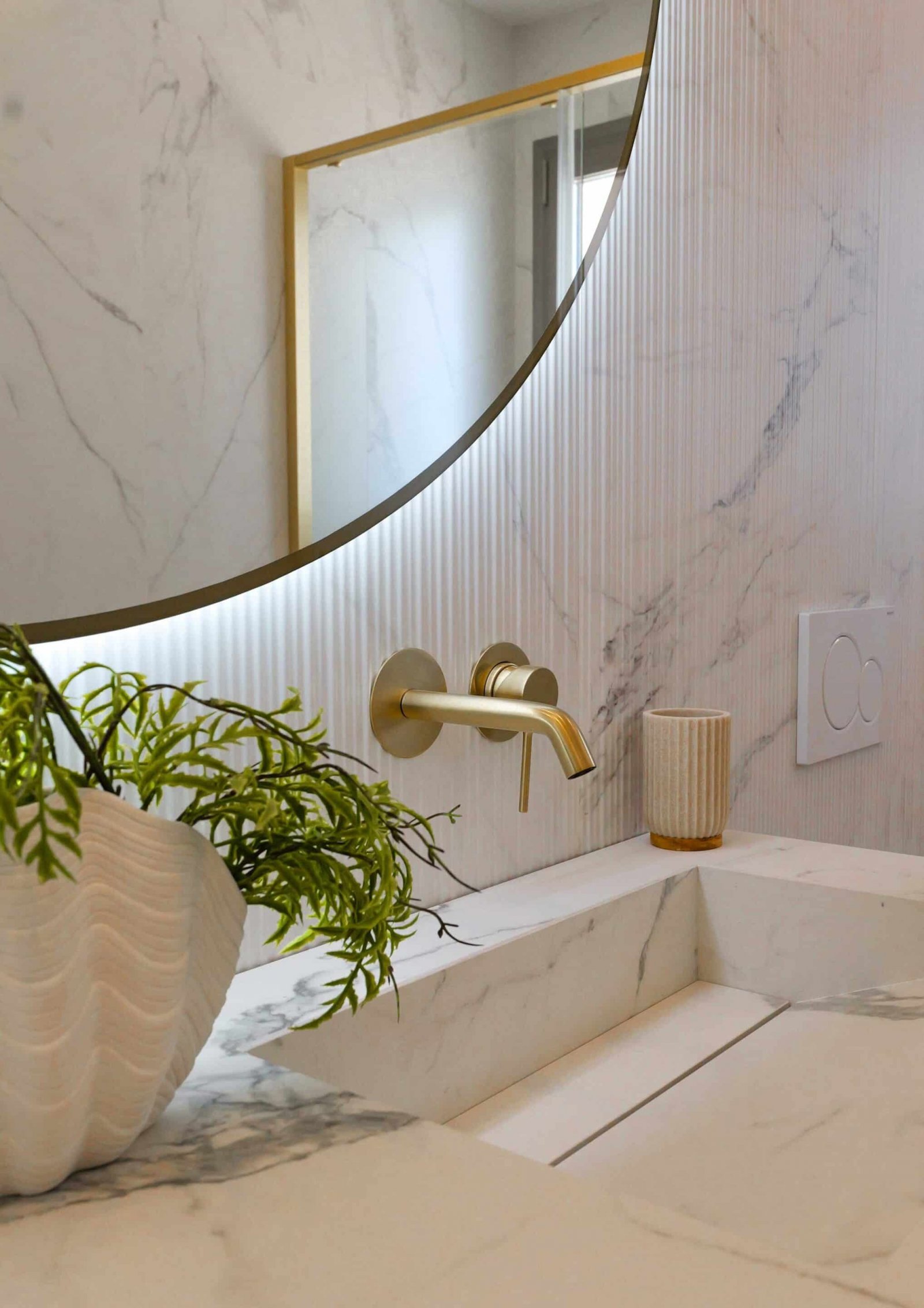  In der exklusiven Gegend von La Manga gelegen, bietet dieser Wohnkomplex ein einzigartiges Wohnerlebnis mit beeindruckendem Meerblick. Mit insgesamt 