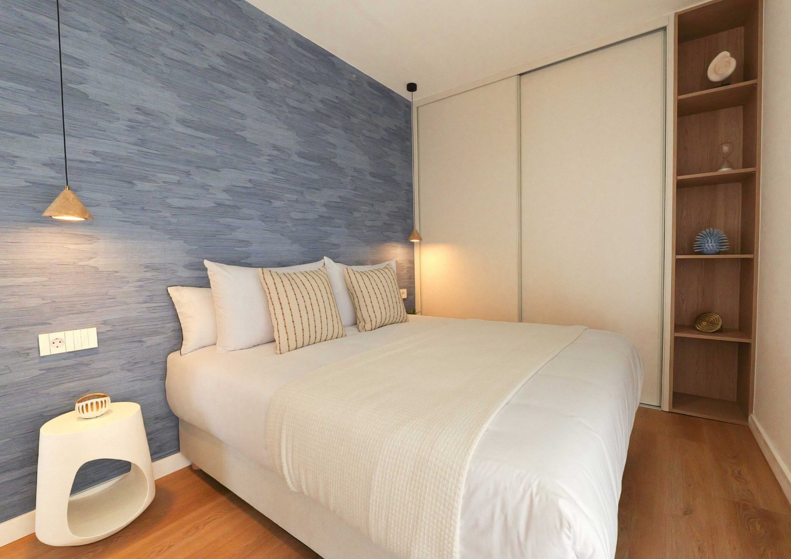  In der exklusiven Gegend von La Manga gelegen, bietet dieser Wohnkomplex ein einzigartiges Wohnerlebnis mit beeindruckendem Meerblick. Mit insgesamt 