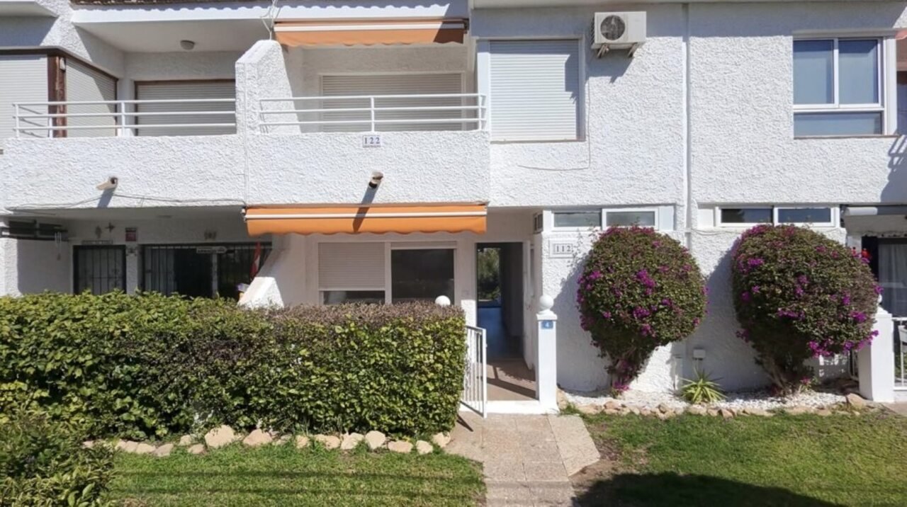   Prime Located Ground-Floor Bungalow in VillamartínTop draw renovated bungalow located in the heart of Villamartín, Orihuela Costa. Just fully refurb