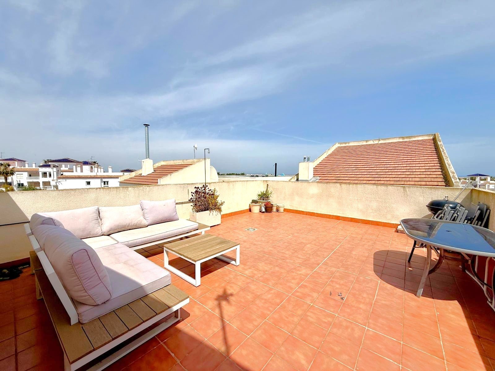   2 bed 1 bath top floor apartment with a beautiful and private roof terrace.
The bright and open plan living dining and kitchen area has a 