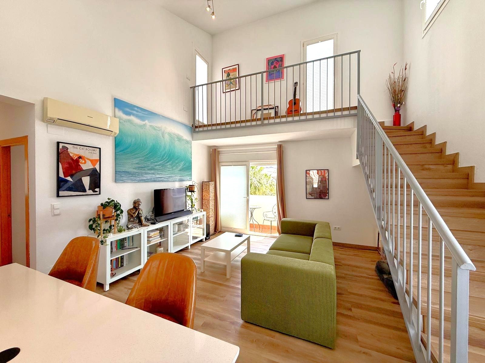   2 bed 1 bath top floor apartment with a beautiful and private roof terrace.
The bright and open plan living dining and kitchen area has a 