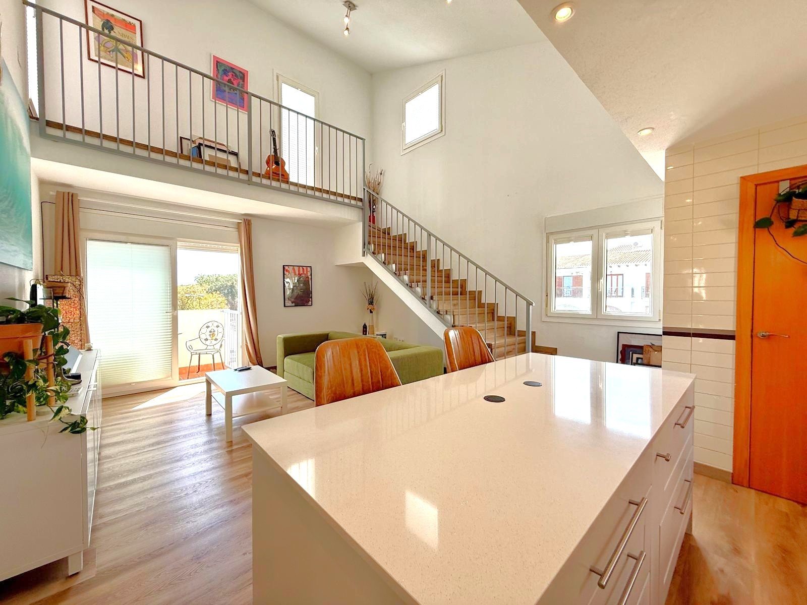   2 bed 1 bath top floor apartment with a beautiful and private roof terrace.
The bright and open plan living dining and kitchen area has a 