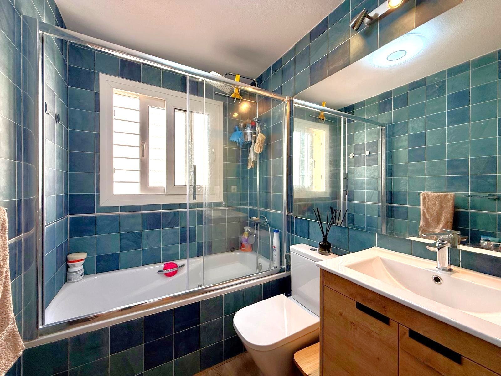   2 bed 1 bath top floor apartment with a beautiful and private roof terrace.
The bright and open plan living dining and kitchen area has a 