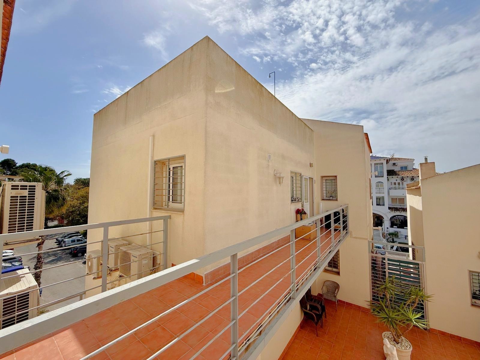   2 bed 1 bath top floor apartment with a beautiful and private roof terrace.
The bright and open plan living dining and kitchen area has a 