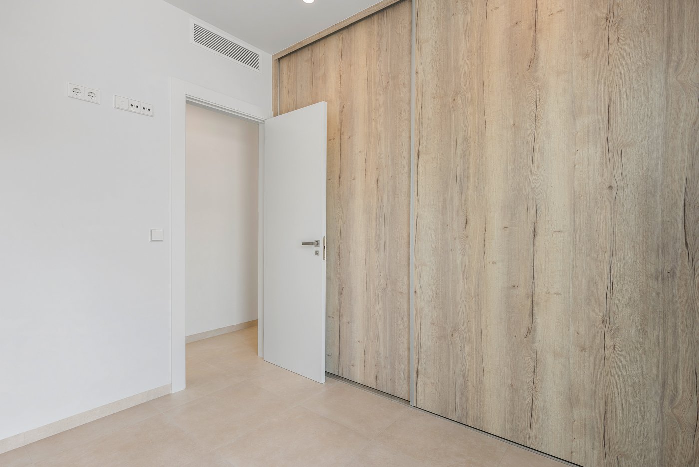  In der charmanten Stadt San Javier gelegen, bietet dieses freistehende Chalet eine perfekte Kombination aus Komfort und Stil. Entworfen für diejenige