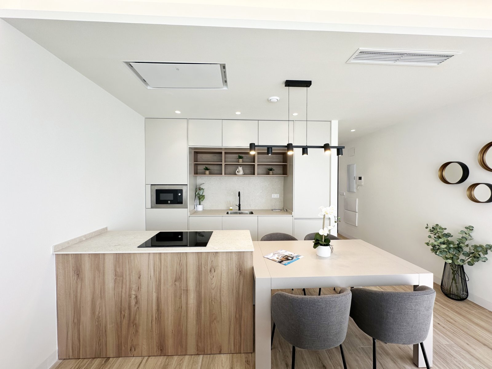  In der charmanten Torre de la Horadada gelegen, bietet diese exklusive Kollektion von vier unabhängigen Häusern eine bevorzugte Umgebung nur 300 Mete