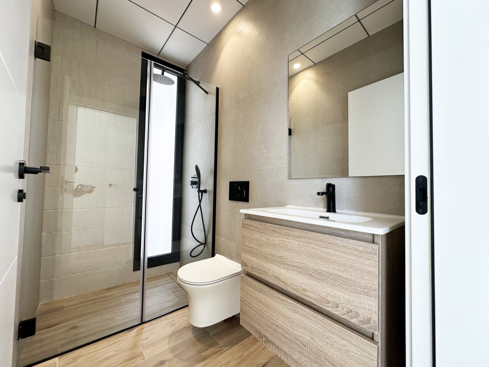  In der charmanten Torre de la Horadada gelegen, bietet diese exklusive Kollektion von vier unabhängigen Häusern eine bevorzugte Umgebung nur 300 Mete