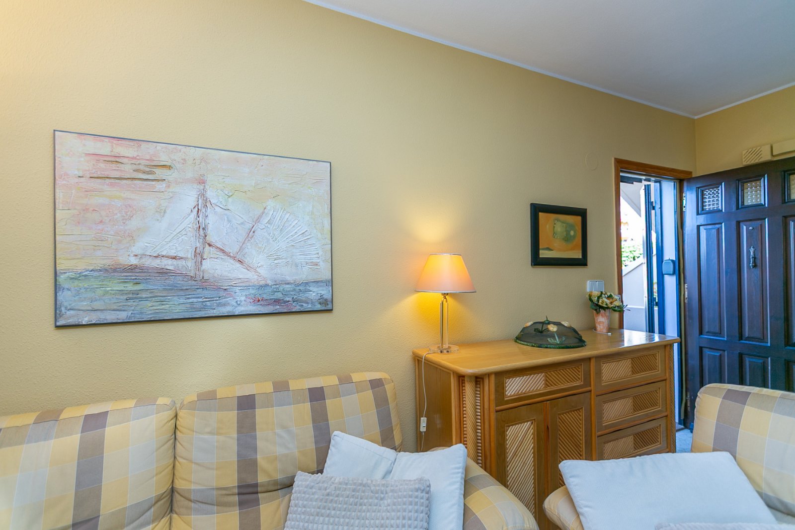  Entdecken Sie diesen charmanten Bungalow im Erdgeschoss, gelegen in einer der schönsten und charaktervollsten Wohnanlagen in Playa Flamenca. Eine typ