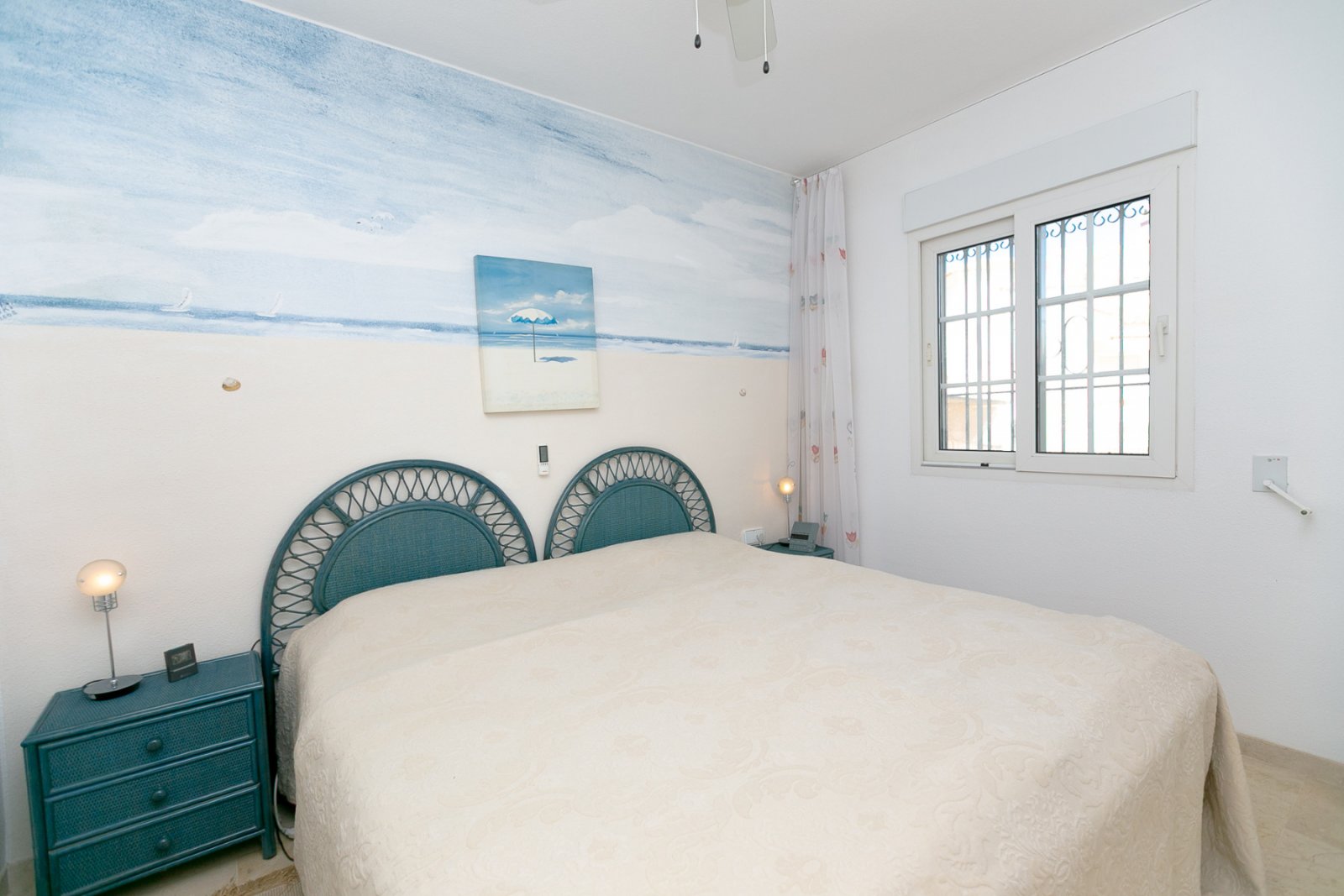  Entdecken Sie diesen charmanten Bungalow im Erdgeschoss, gelegen in einer der schönsten und charaktervollsten Wohnanlagen in Playa Flamenca. Eine typ