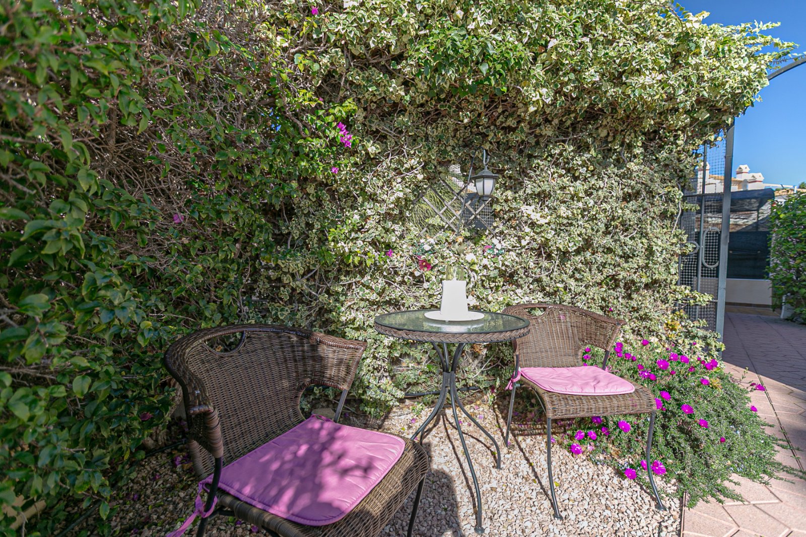  Entdecken Sie diesen charmanten Bungalow im Erdgeschoss, gelegen in einer der schönsten und charaktervollsten Wohnanlagen in Playa Flamenca. Eine typ