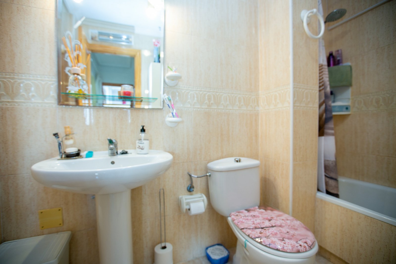  Wir präsentieren Ihnen dieses fantastische Bungalow in der obersten Etage im exklusiven, geschlossenen Wohnkomplex Zeniamar III, einer der gefragtest