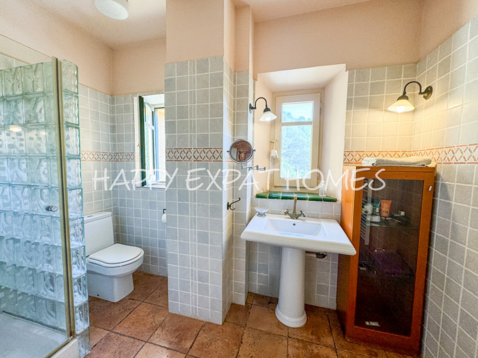 Dieses charmante Landhaus befindet sich auf 10 Hektar ruhig gelegener Natur, ideal für diejenigen, die einen ruhigen Lebensstil suchen oder ein Geschä