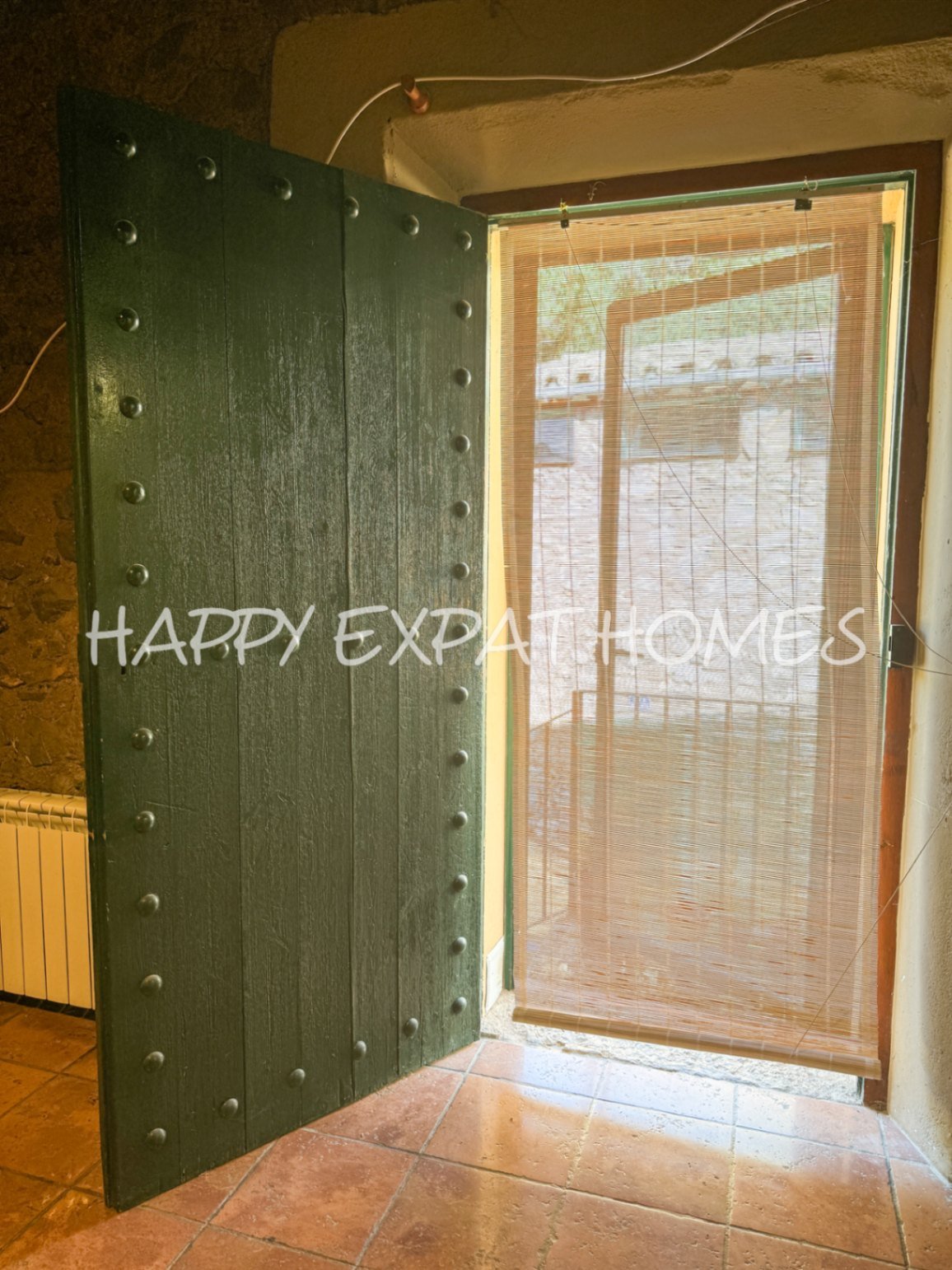 Dieses charmante Landhaus befindet sich auf 10 Hektar ruhig gelegener Natur, ideal für diejenigen, die einen ruhigen Lebensstil suchen oder ein Geschä