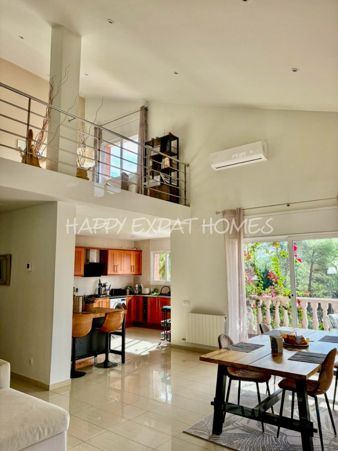 Dieses wunderschöne Haus in Olivella ist eine wahre Oase aus Licht, Raum und Komfort – der perfekte Ort, um den mediterranen Lebensstil inmitten der N