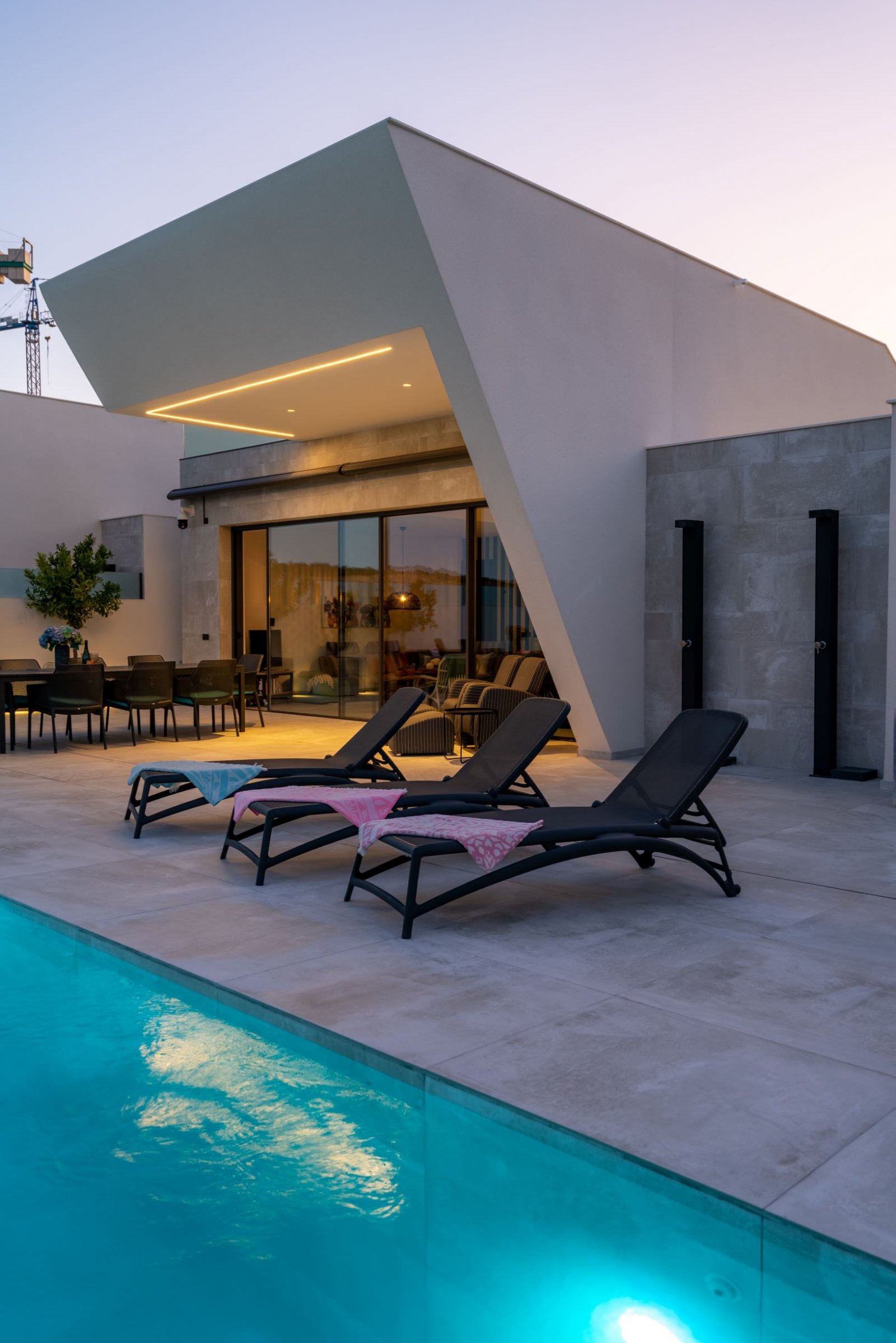  In der charmanten Stadt Rojales gelegen, bietet diese exklusive Sammlung von Villen ein einzigartiges Wohnerlebnis. Mit nur fünf verfügbaren Immobili