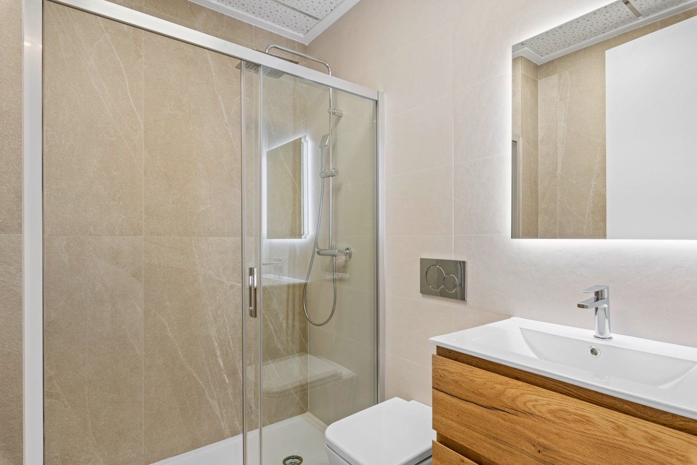  In der charmanten Stadt Benijófar gelegen, bietet dieser Wohnkomplex insgesamt 31 Wohnungen, die darauf ausgelegt sind, die Bedürfnisse der anspruchs