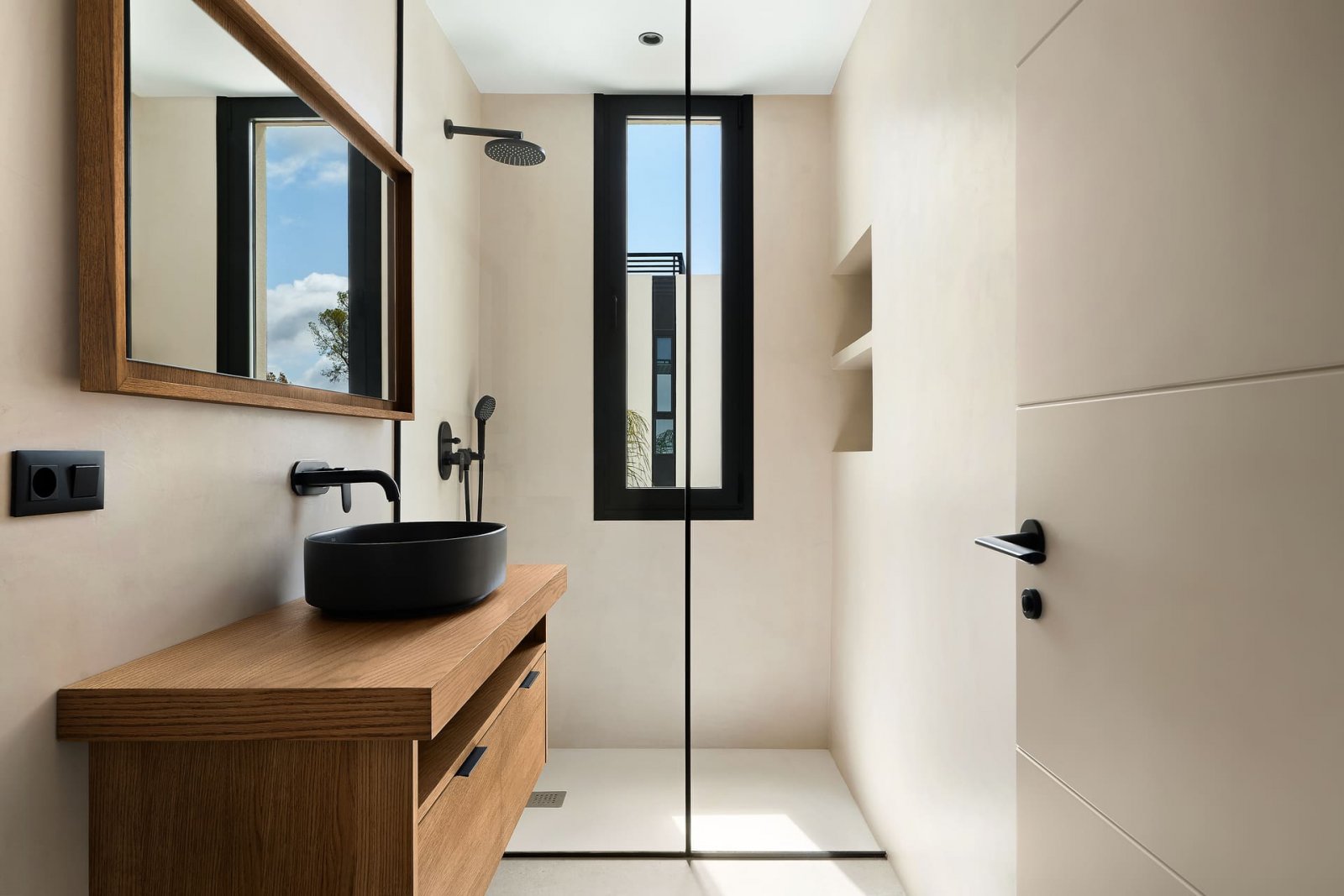  In der charmanten Ortschaft La Nucia gelegen, bieten diese exklusiven Villen einen anspruchsvollen und modernen Lebensstil. Mit insgesamt 8 verfügbar