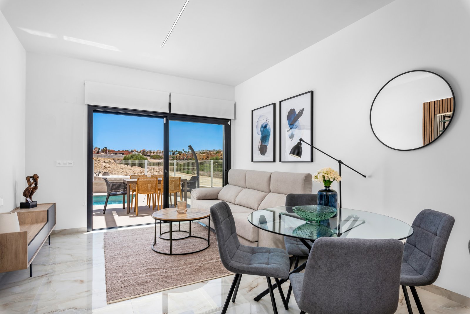  In der charmanten Ortschaft Algorfa gelegen, bietet diese exklusive Sammlung von 44 freistehenden Häusern eine privilegierte Umgebung für diejenigen,