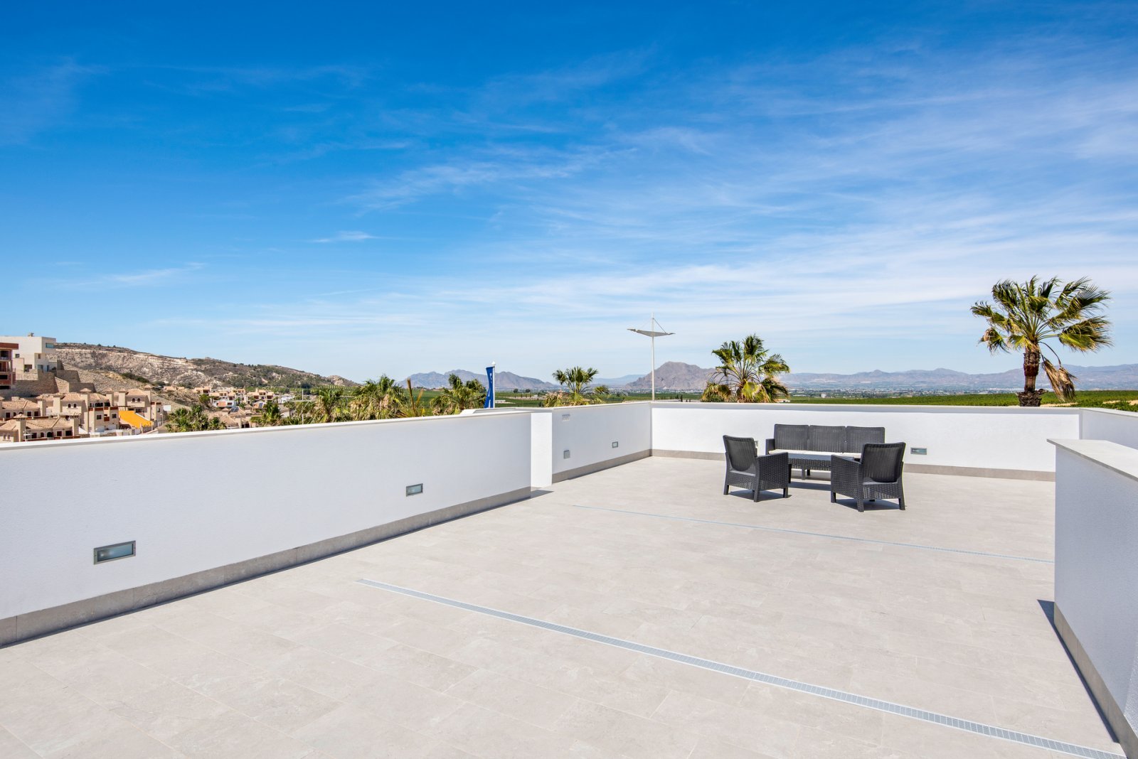  In der charmanten Ortschaft Algorfa gelegen, bietet diese exklusive Sammlung von 44 freistehenden Häusern eine privilegierte Umgebung für diejenigen,