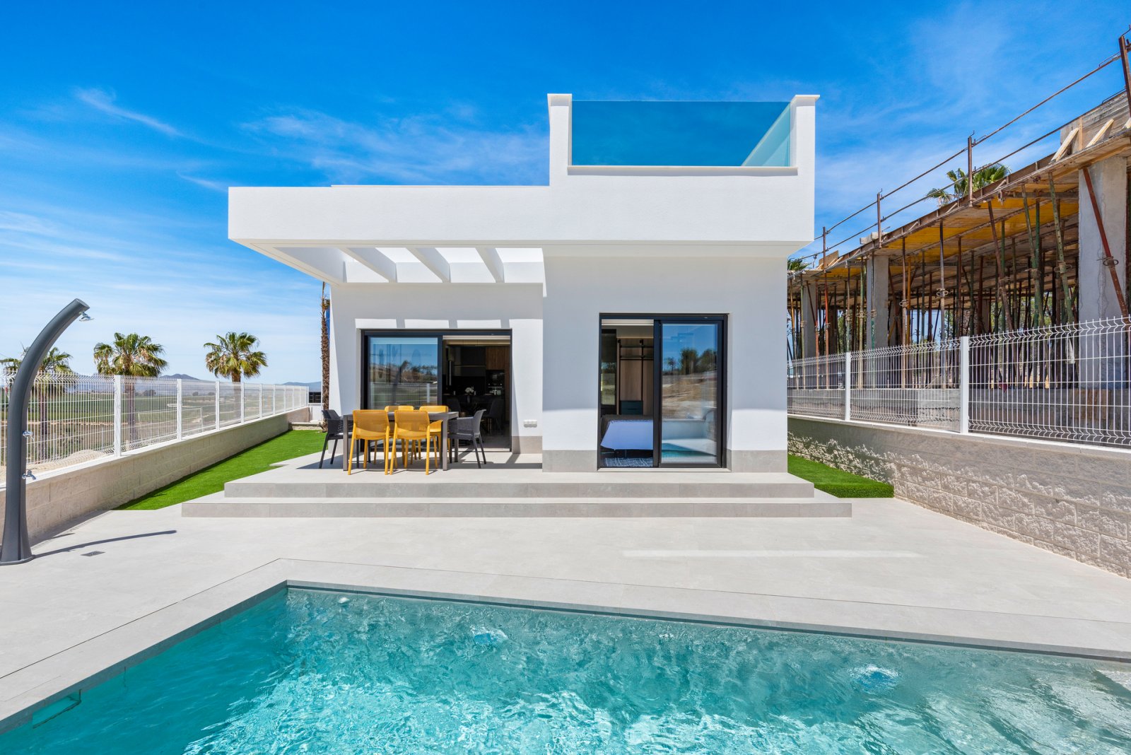  In der charmanten Ortschaft Algorfa gelegen, bietet diese exklusive Sammlung von 44 freistehenden Häusern eine privilegierte Umgebung für diejenigen,