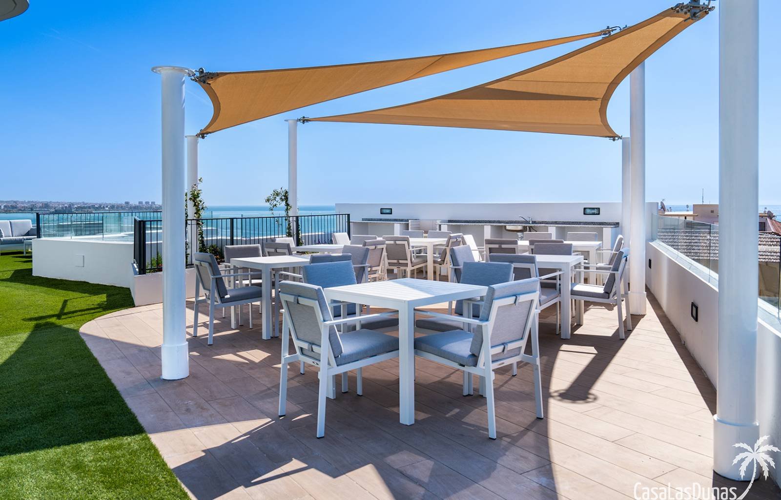  Nur wenige Gehminuten vom Strand entfernt, inmitten der Natur und dennoch in unmittelbarer Nähe zu allen Annehmlichkeiten: Dieses exklusive Neubaupro