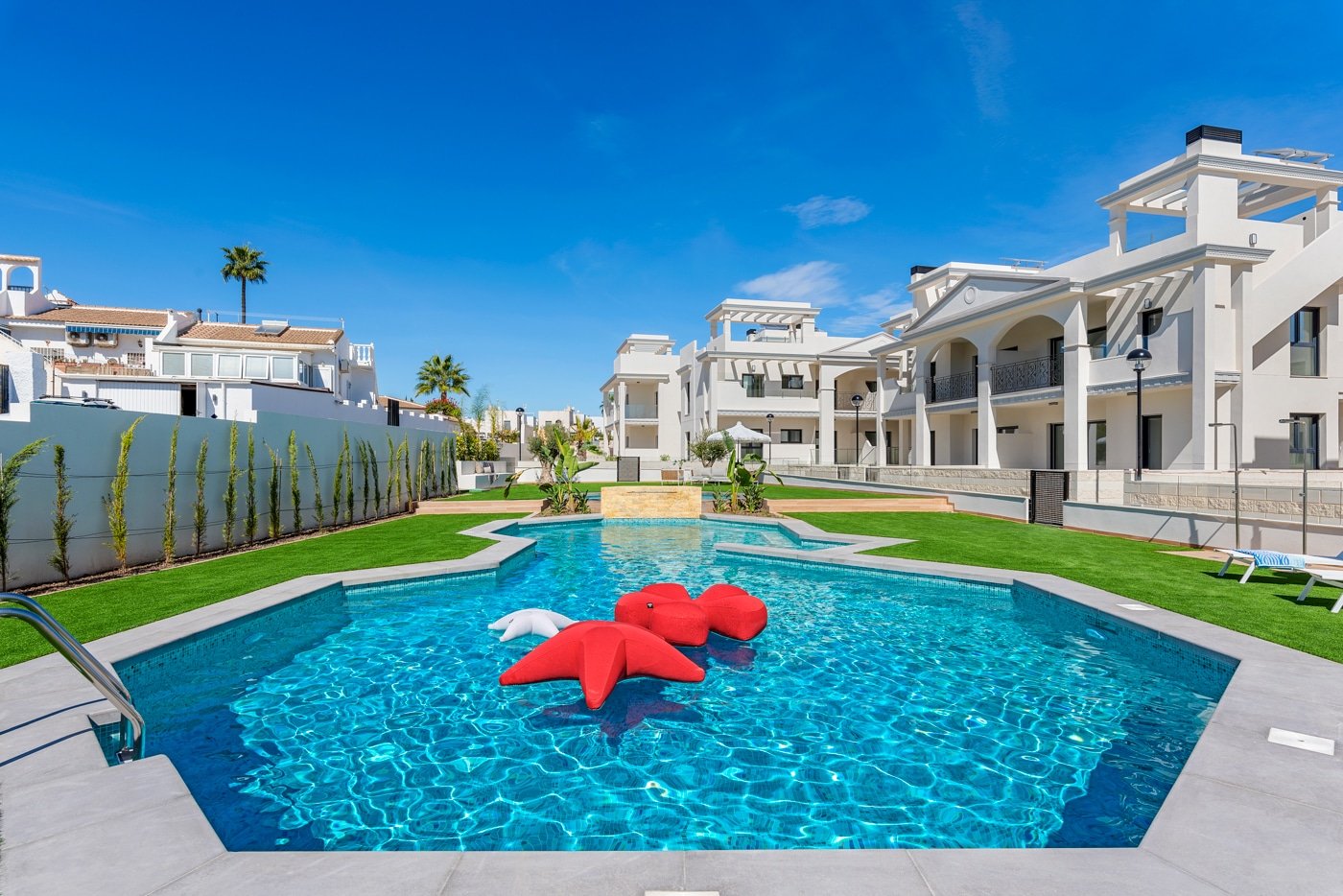  In der charmanten Stadt Rojales gelegen, bietet diese exklusive Wohnanlage eine Auswahl an Immobilien, darunter Apartments, Einfamilienhäuser und Pen