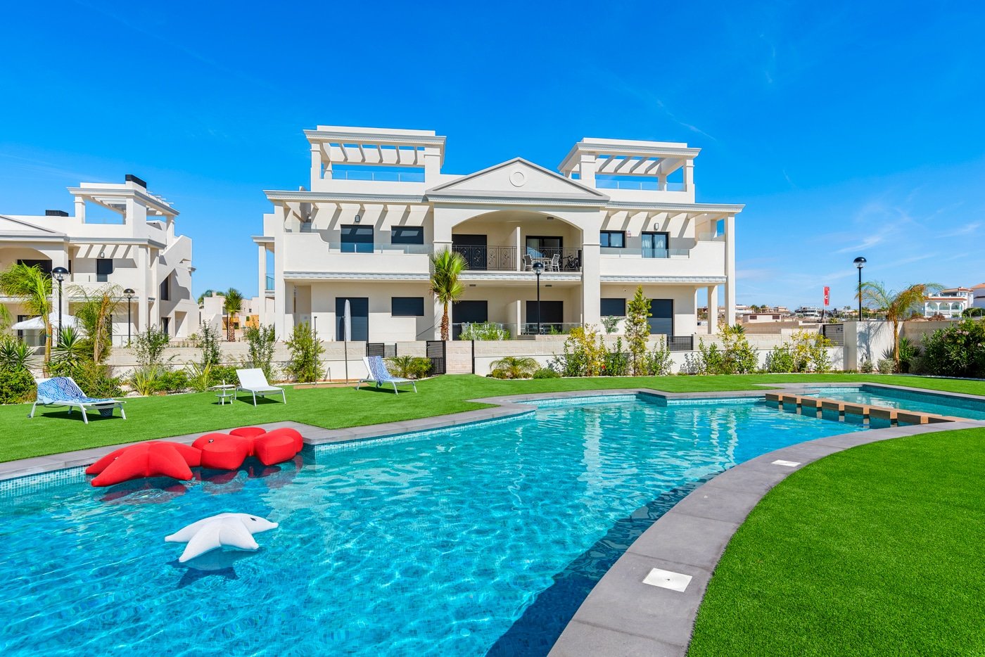  In der charmanten Stadt Rojales gelegen, bietet diese exklusive Wohnanlage eine Auswahl an Immobilien, darunter Apartments, Einfamilienhäuser und Pen