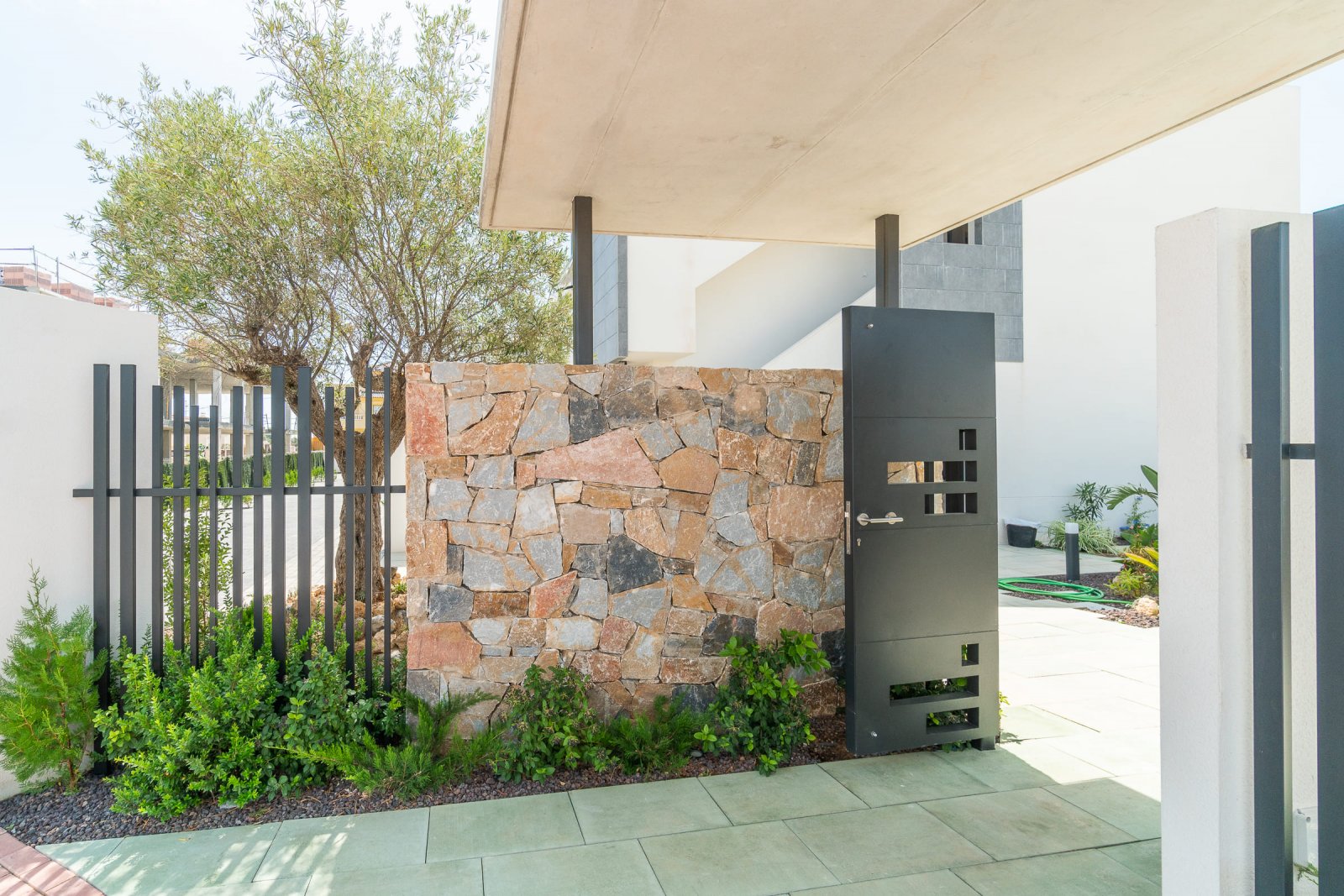  In der charmanten Stadt Torrevieja gelegen, bietet diese Wohnanlage eine Auswahl von 26 Bungalows, die in zwei Typen unterteilt sind: High-Bungalow u